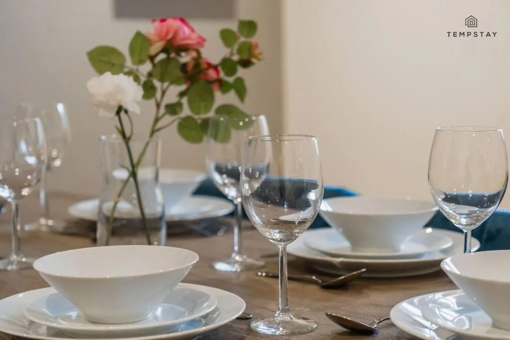 STYLISH HOME WITH FREE PARKING - 10 MINS TO LEGOLAND!