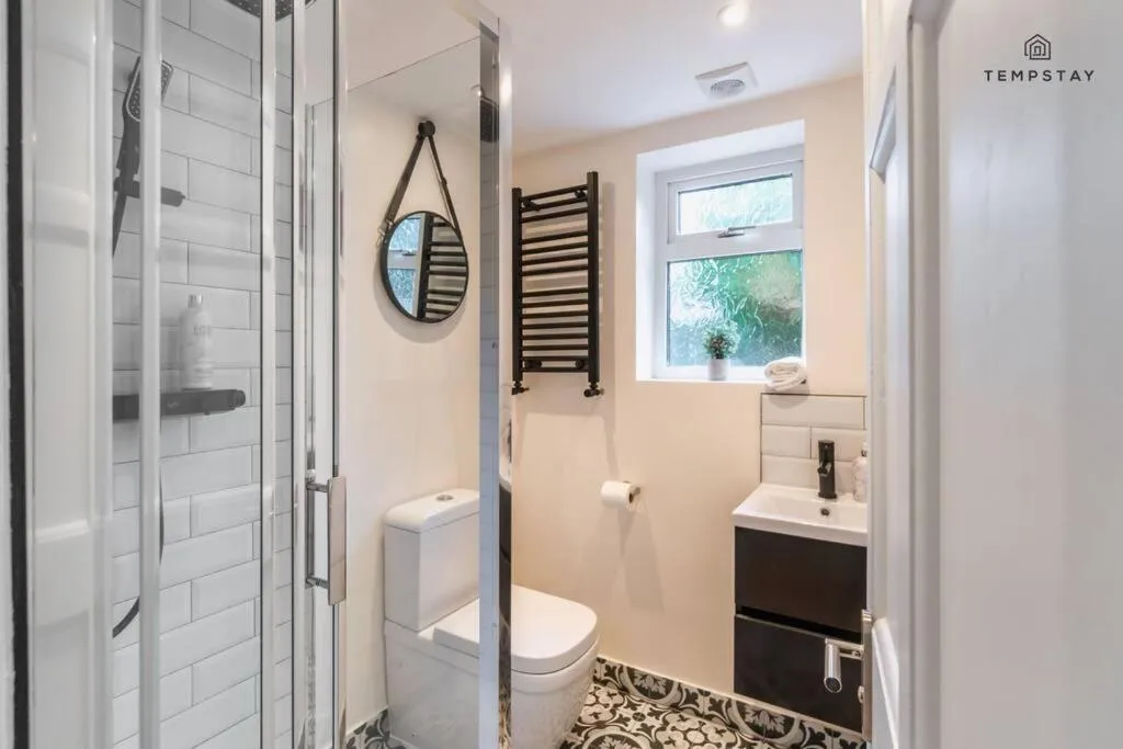 STYLISH HOME WITH FREE PARKING - 10 MINS TO LEGOLAND!