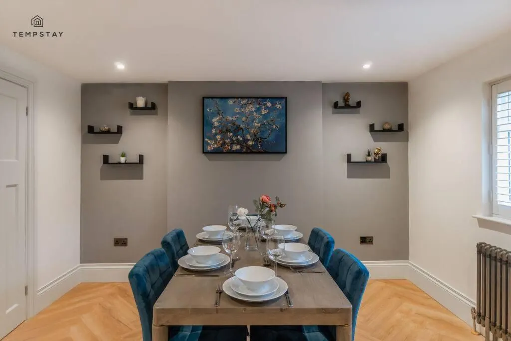 STYLISH HOME WITH FREE PARKING - 10 MINS TO LEGOLAND!