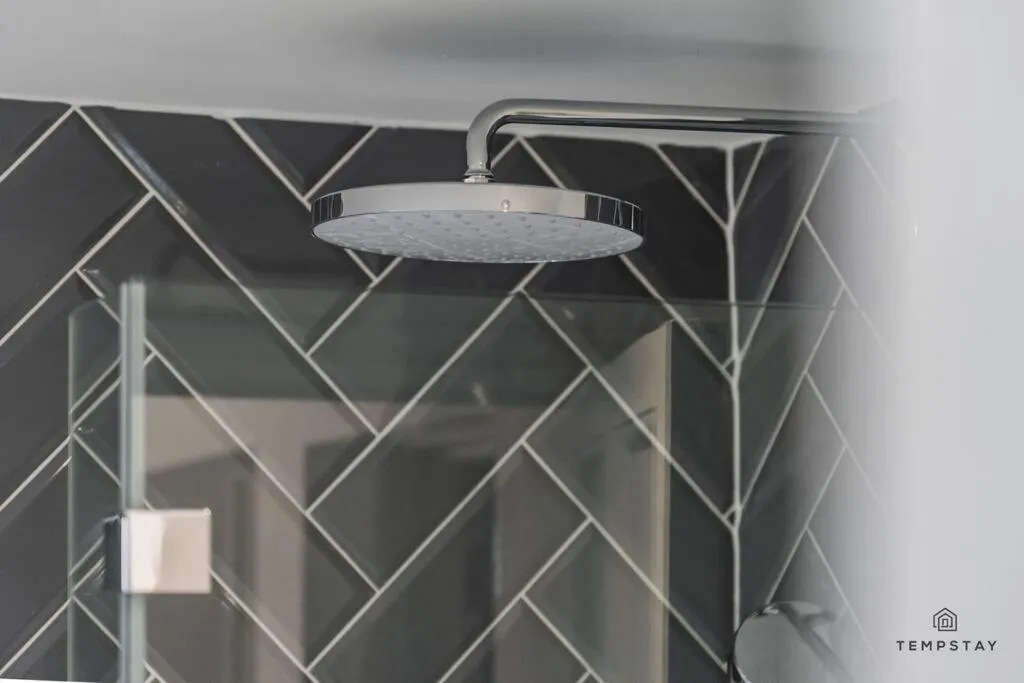 STYLISH HOME WITH FREE PARKING - 10 MINS TO LEGOLAND!