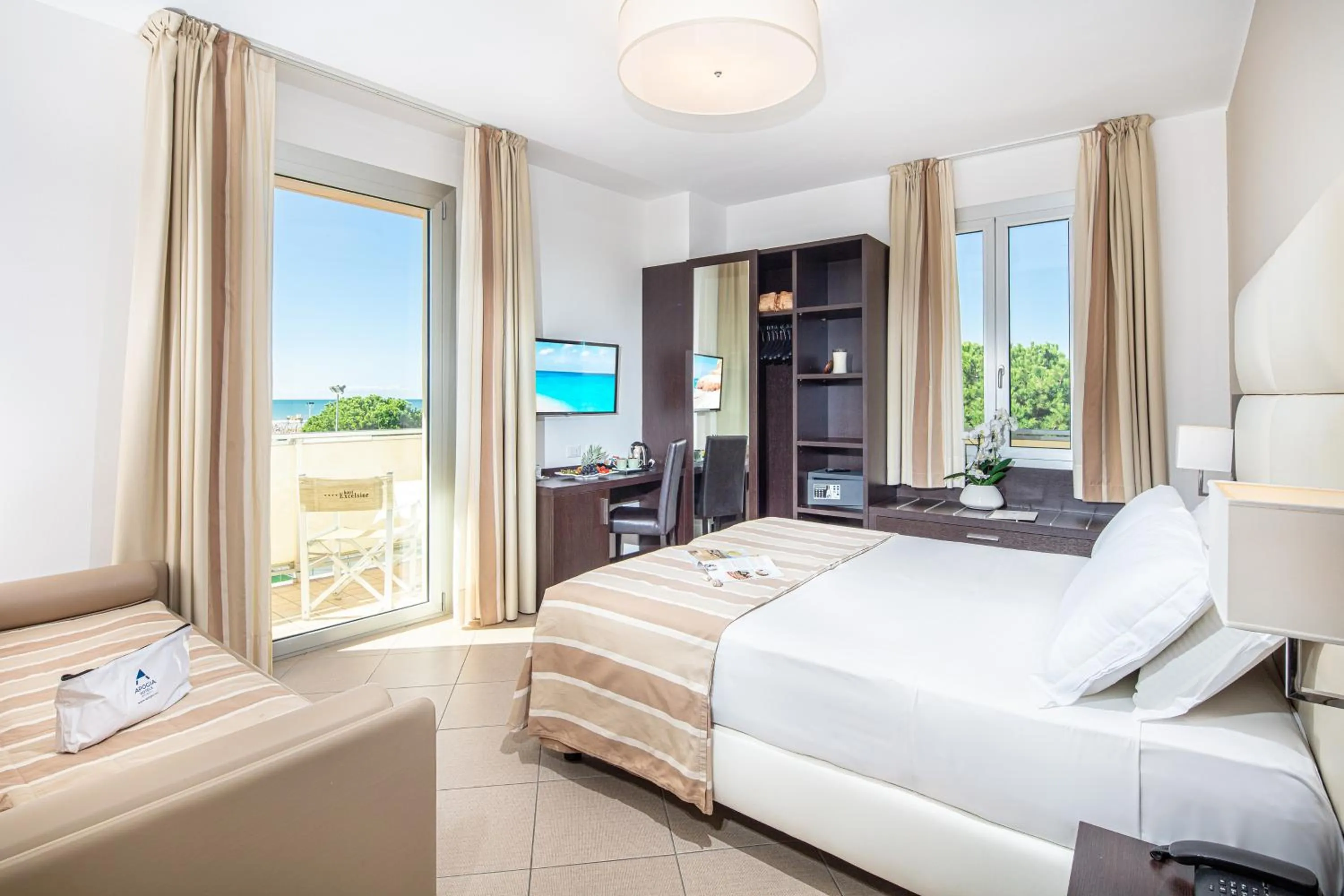 Property building, Bed in Hotel Excelsior