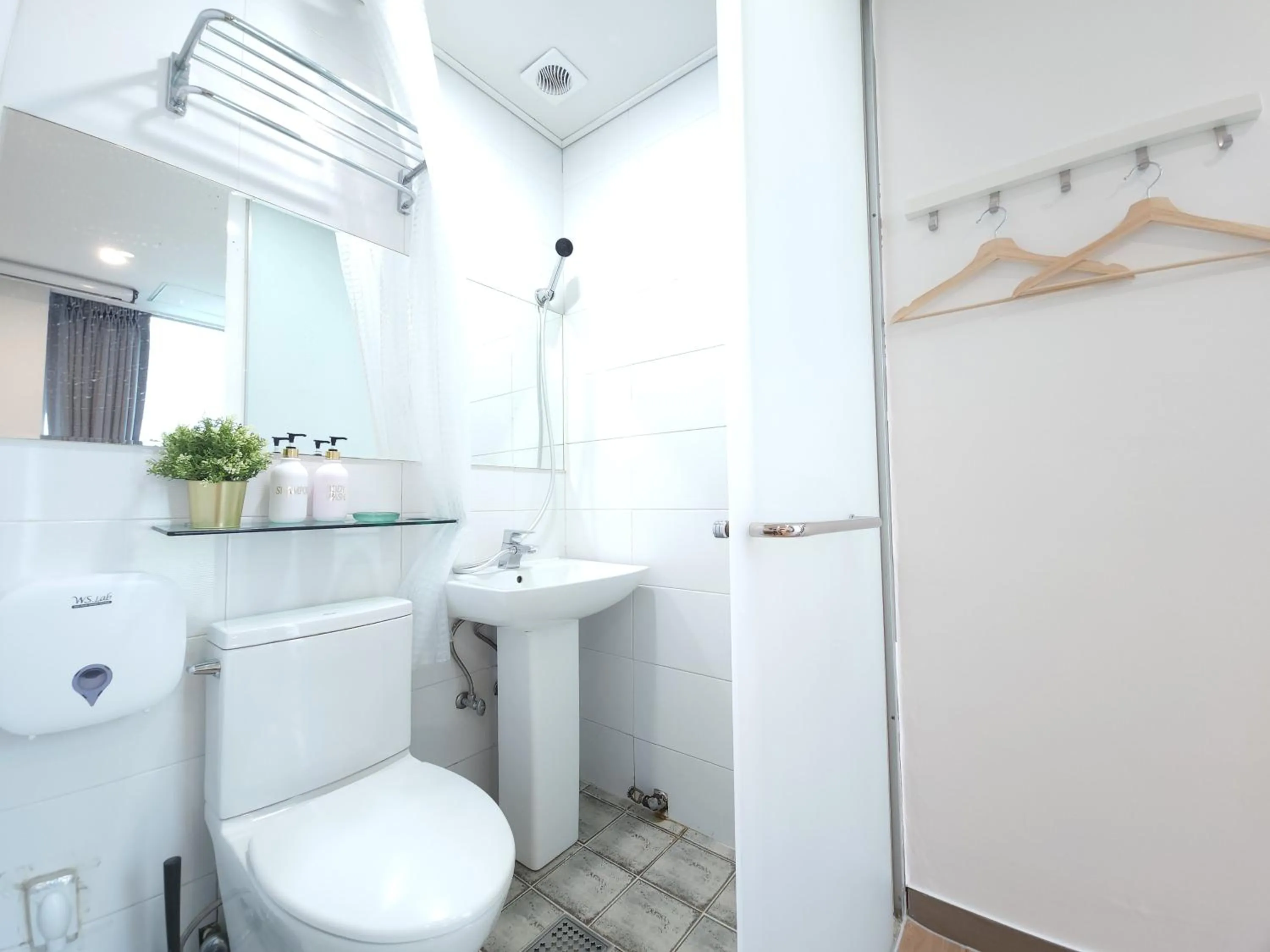 Shower in OYO Hostel Myeongdong 2