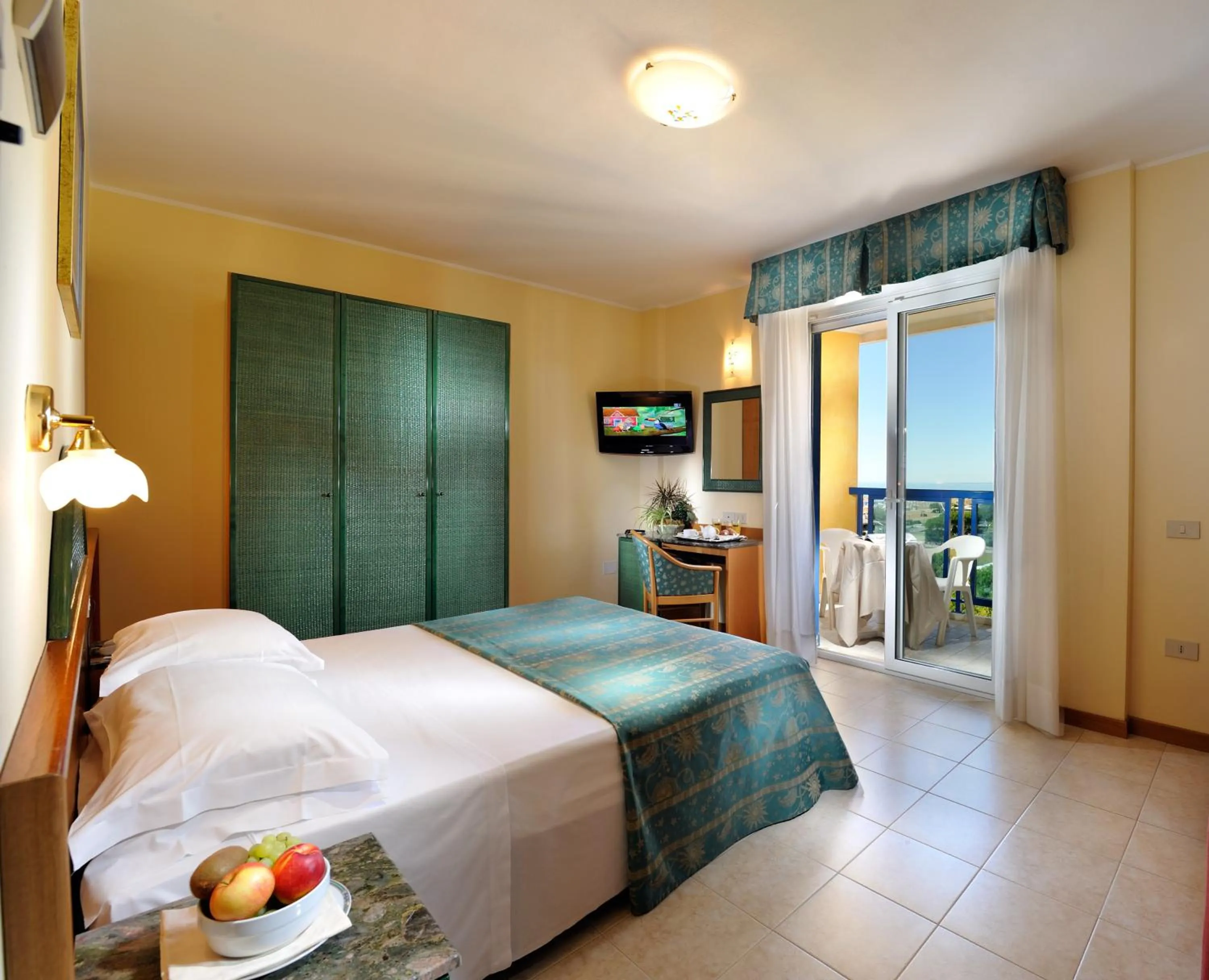 Balcony/Terrace, Bed in Hotel Bellevue