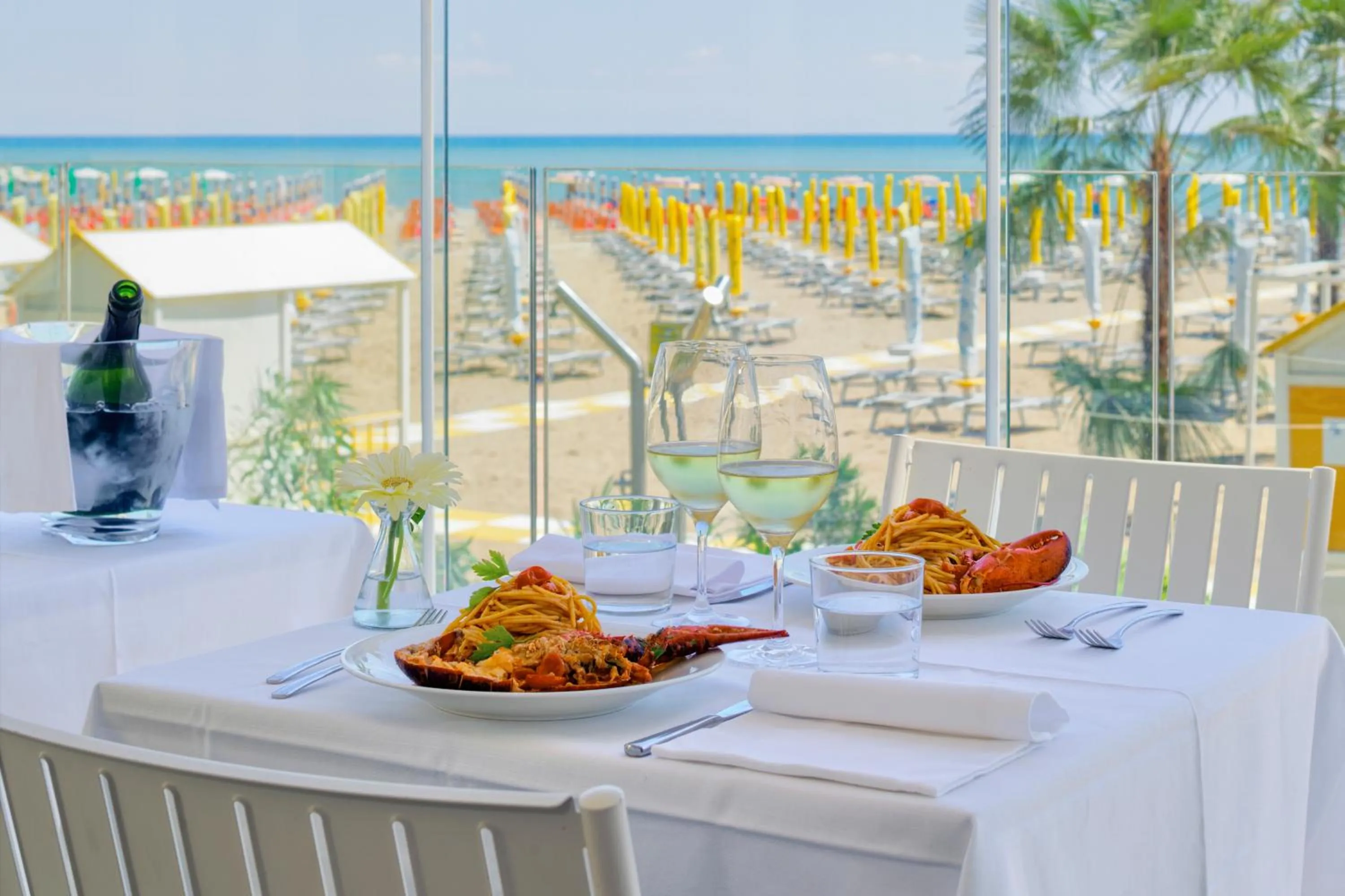 Restaurant/places to eat in Hotel Astoria