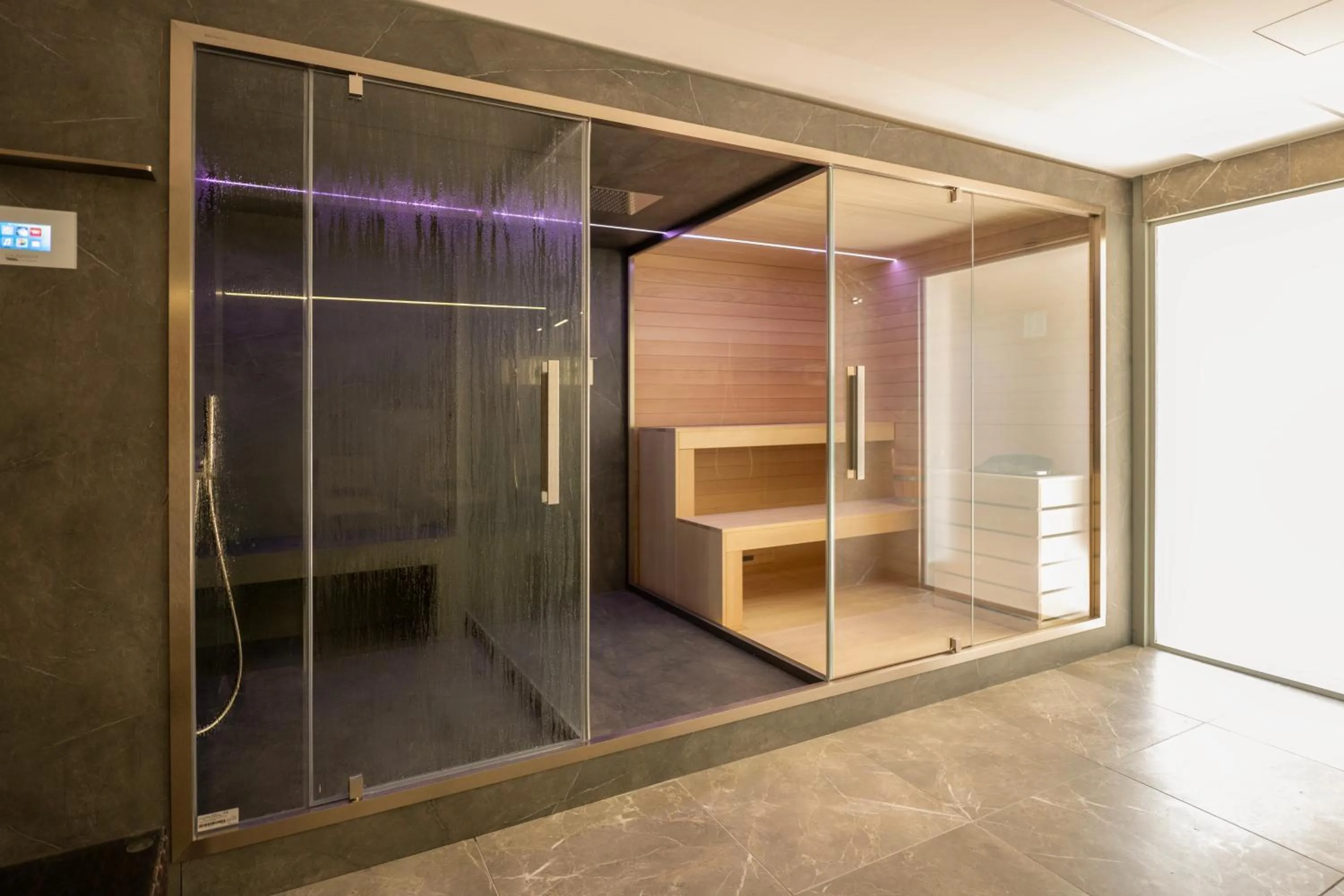 Shower in Hotel Astoria