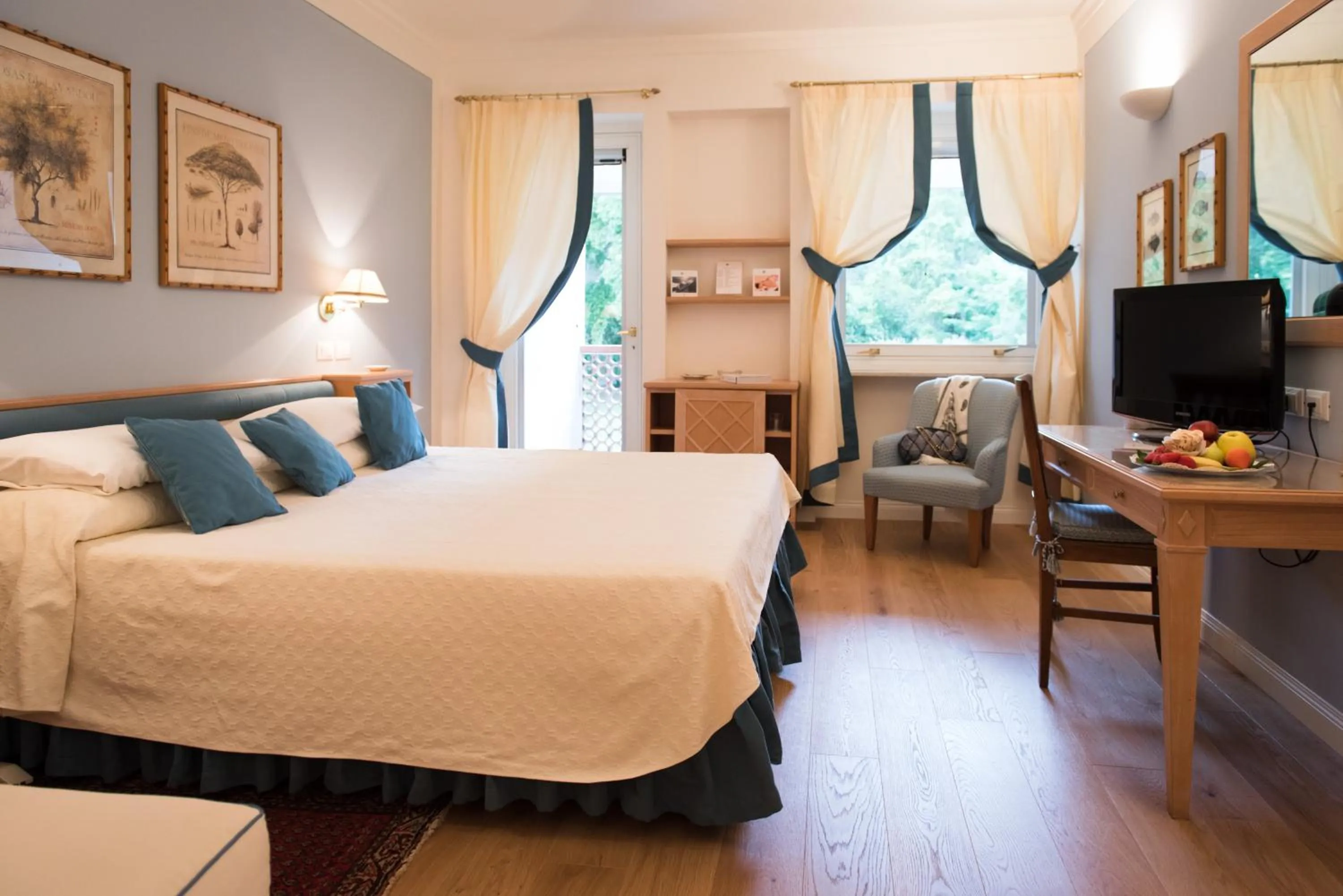 Photo of the whole room, Bed in Gallia Palace Hotel - Relais & Châteaux