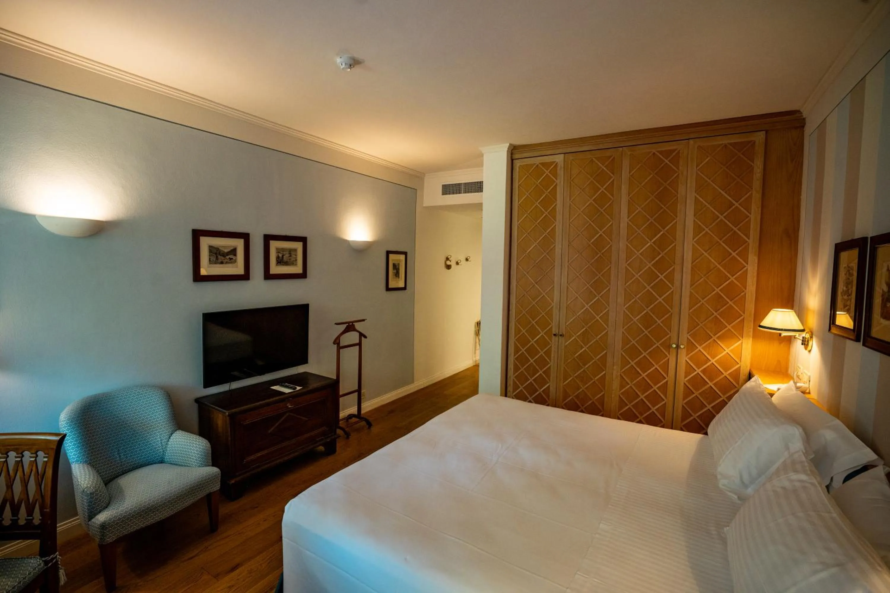 Photo of the whole room, Bed in Gallia Palace Hotel - Relais & Châteaux