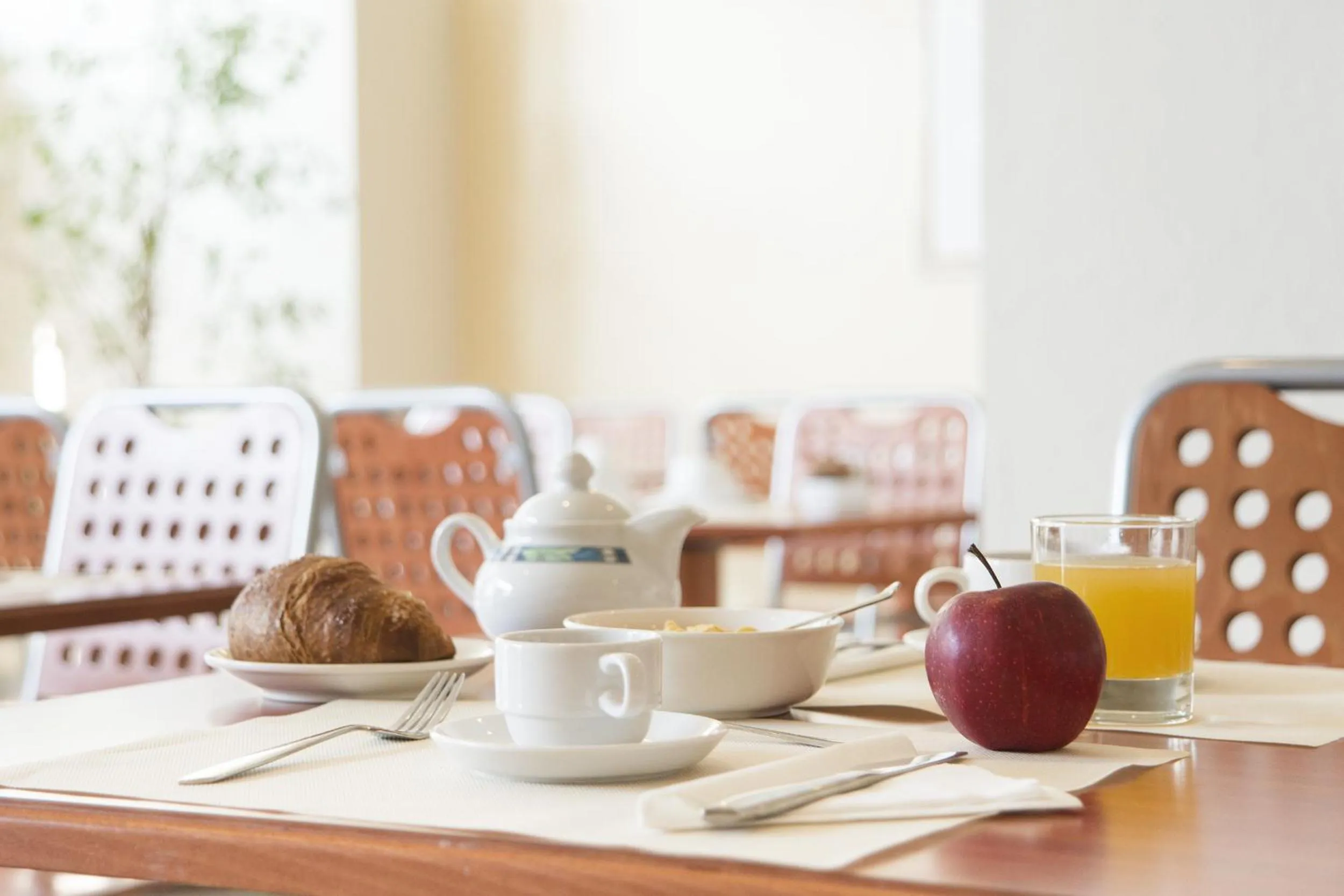 Restaurant/places to eat in Hotel Re