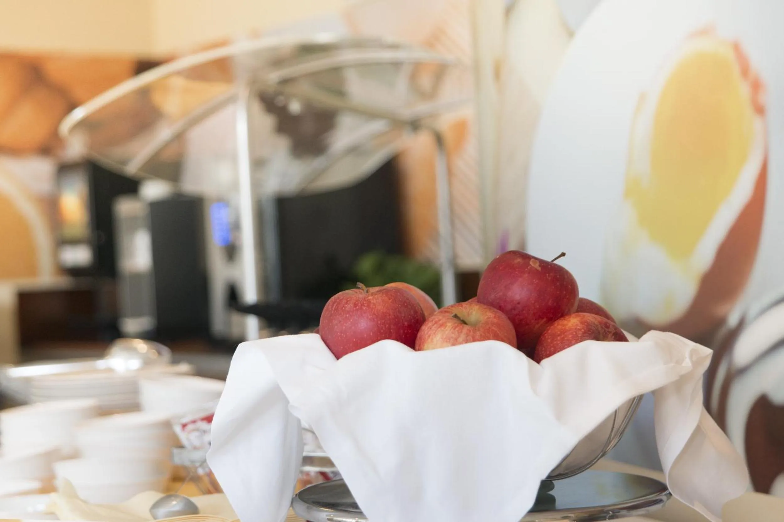 Restaurant/places to eat in Hotel Re