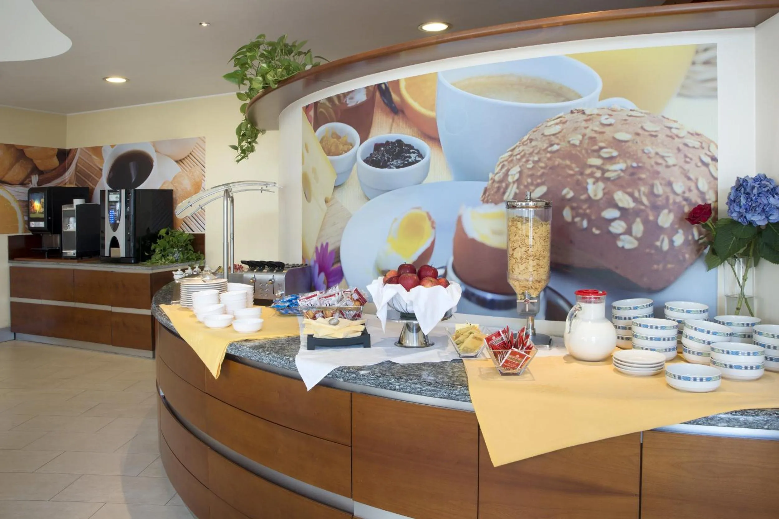 Restaurant/places to eat in Hotel Re