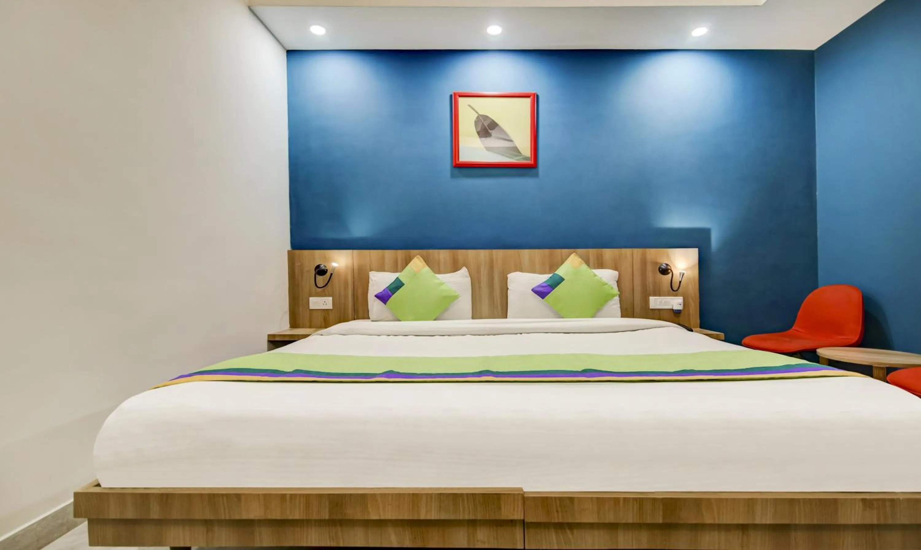 Bedroom, Bed in Treebo Mall View, DLF Phase II