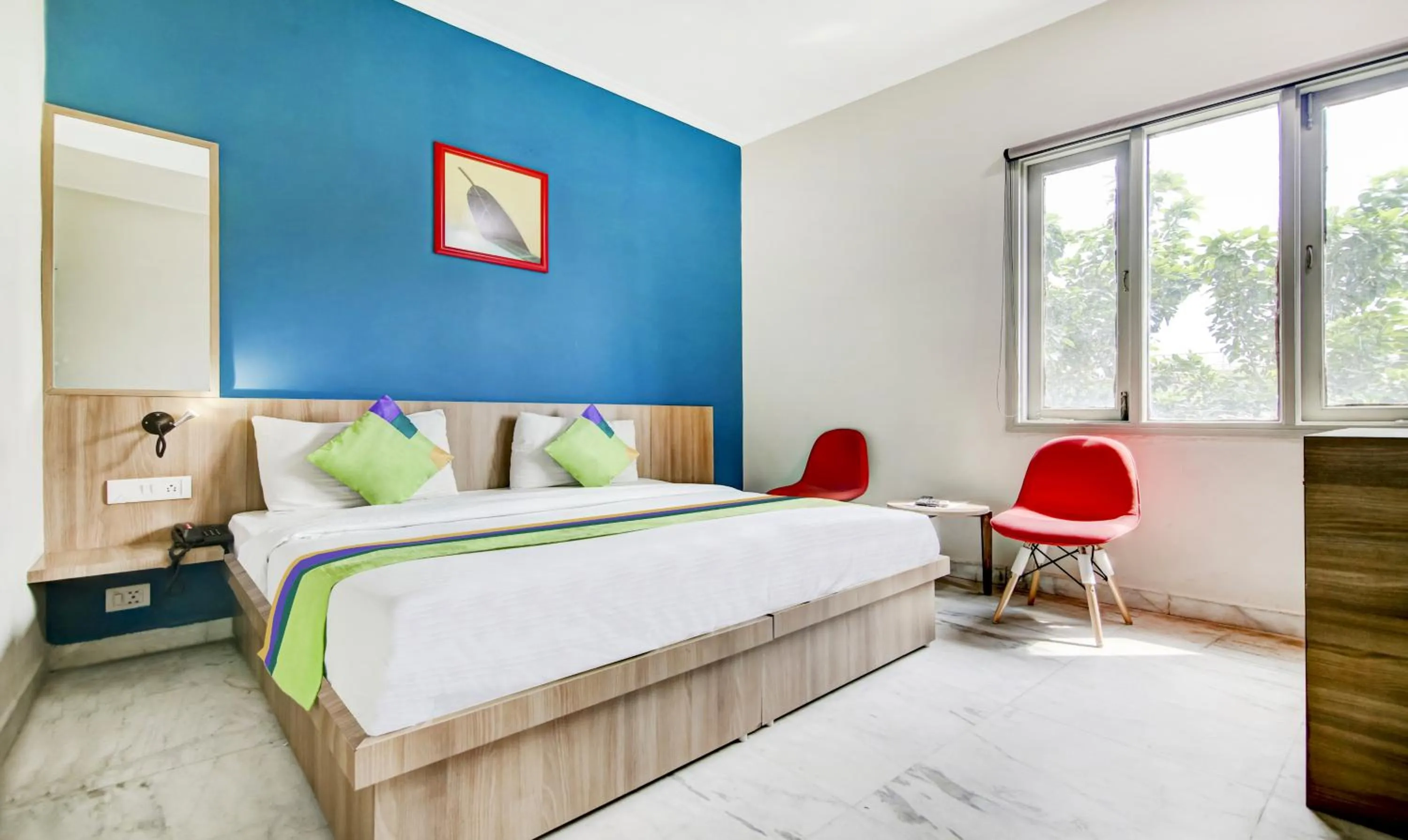 Bedroom, Bed in Treebo Mall View, DLF Phase II