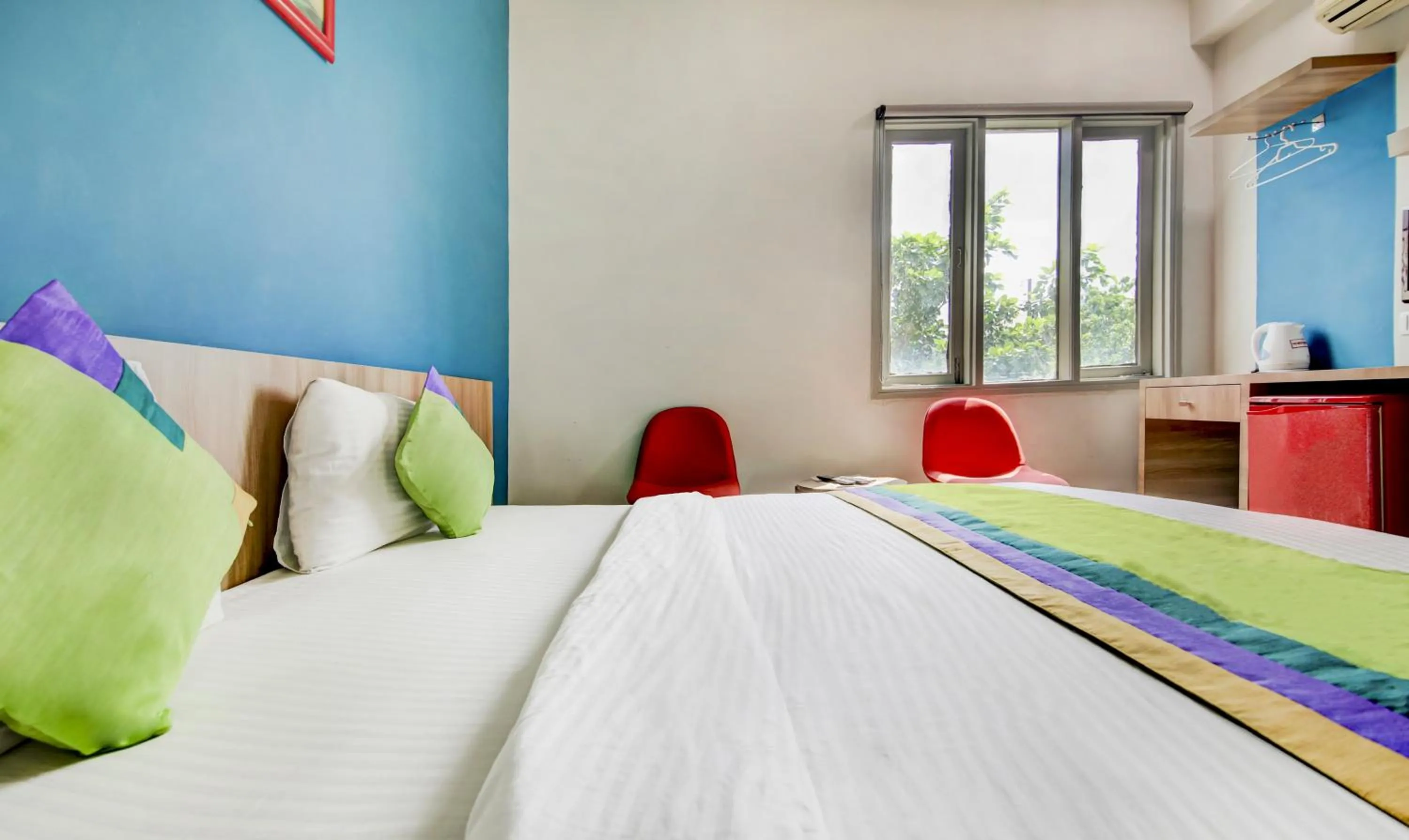 Bedroom, Bed in Treebo Mall View, DLF Phase II