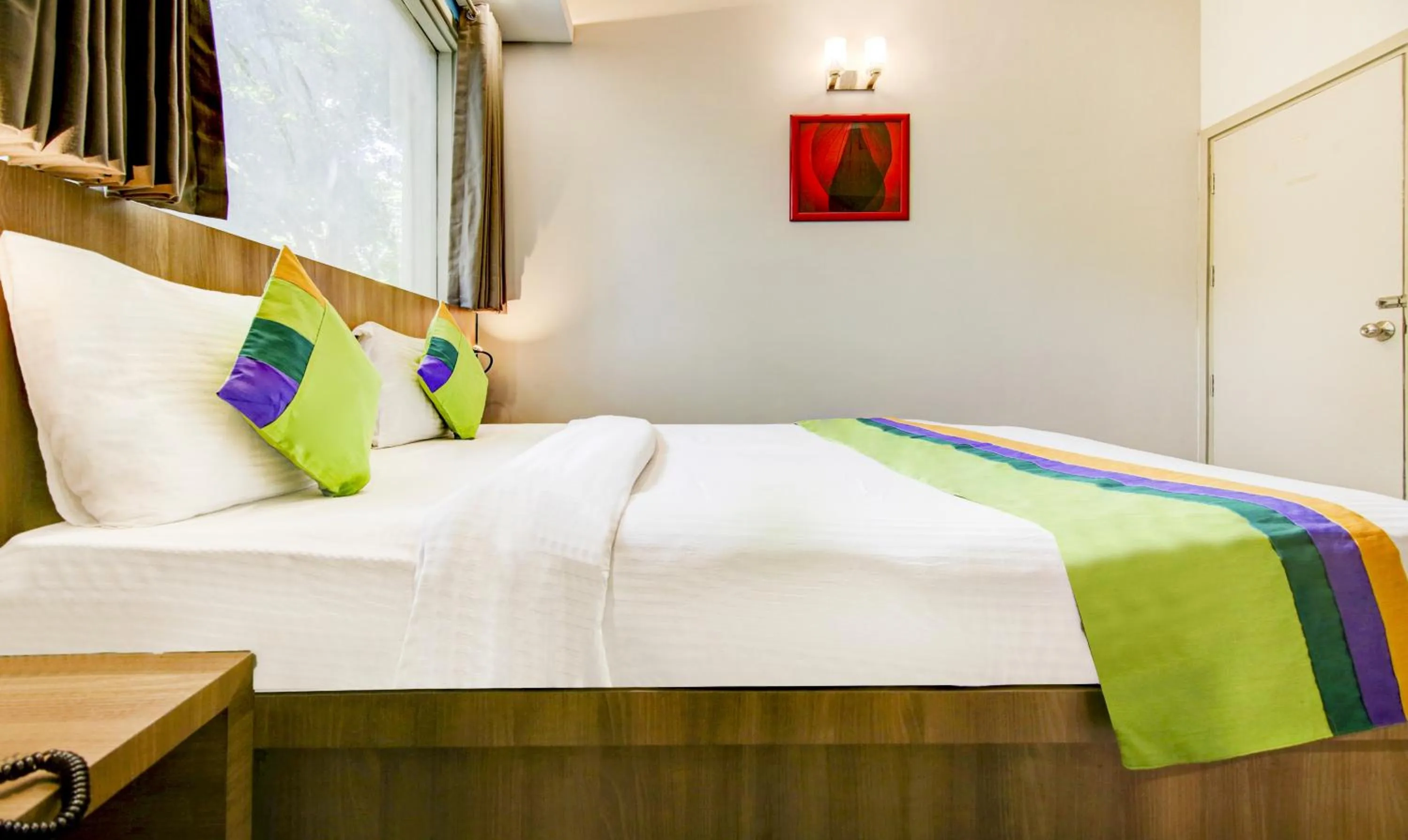 Bedroom, Bed in Treebo Mall View, DLF Phase II