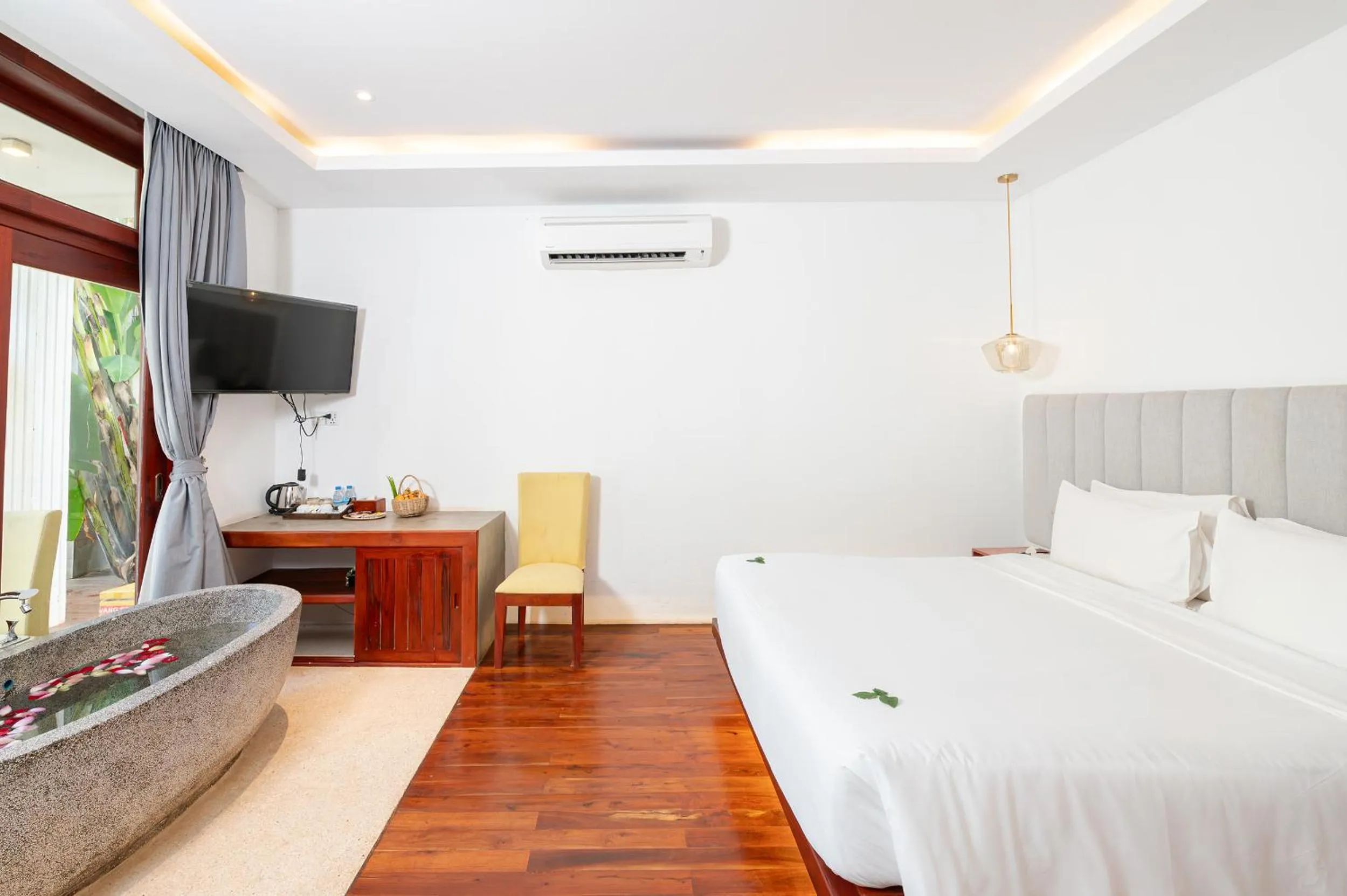 Communal lounge/ TV room, Bed in Victoria Central Residence