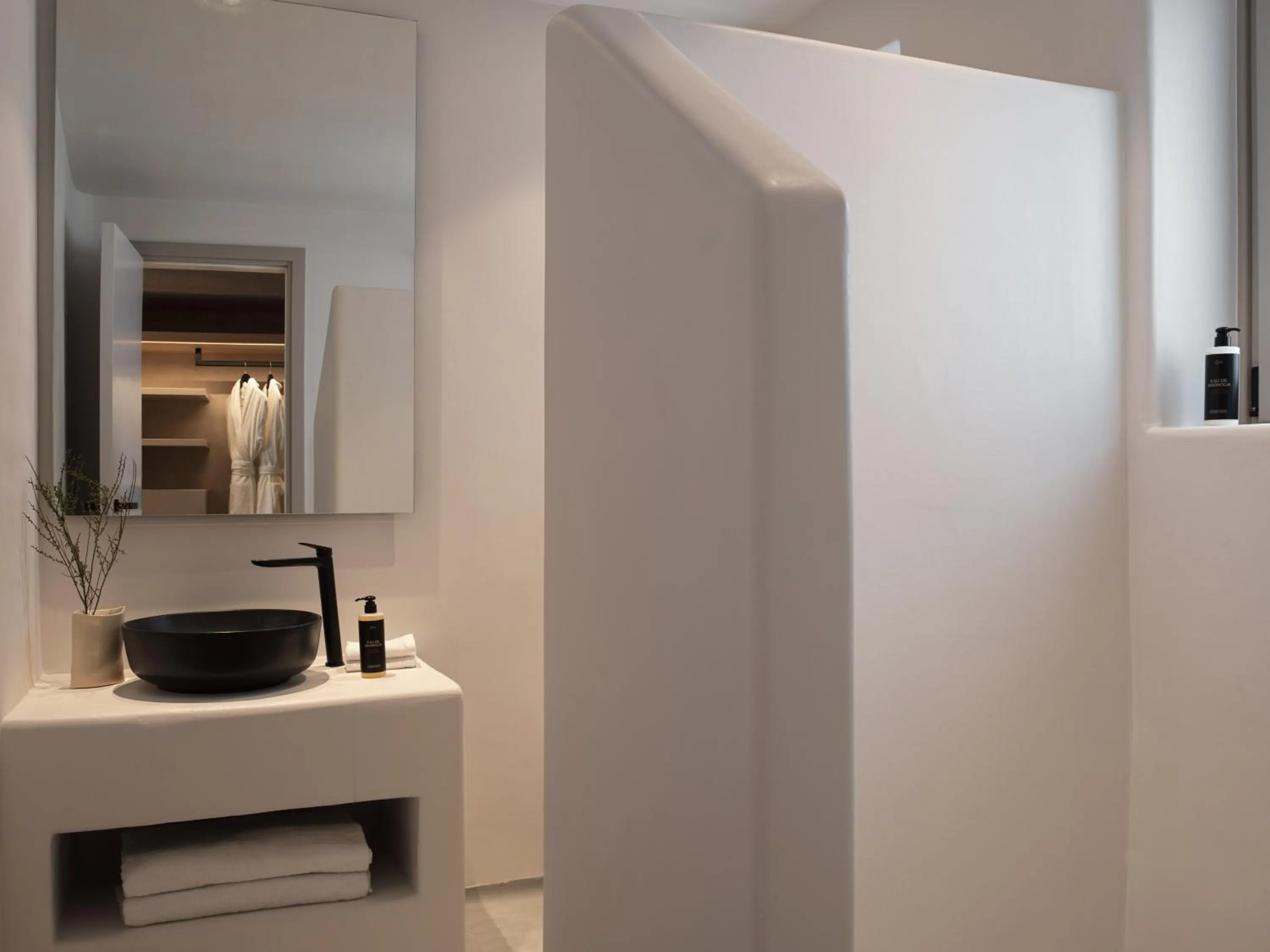 Shower in Yi Hotel Mykonos