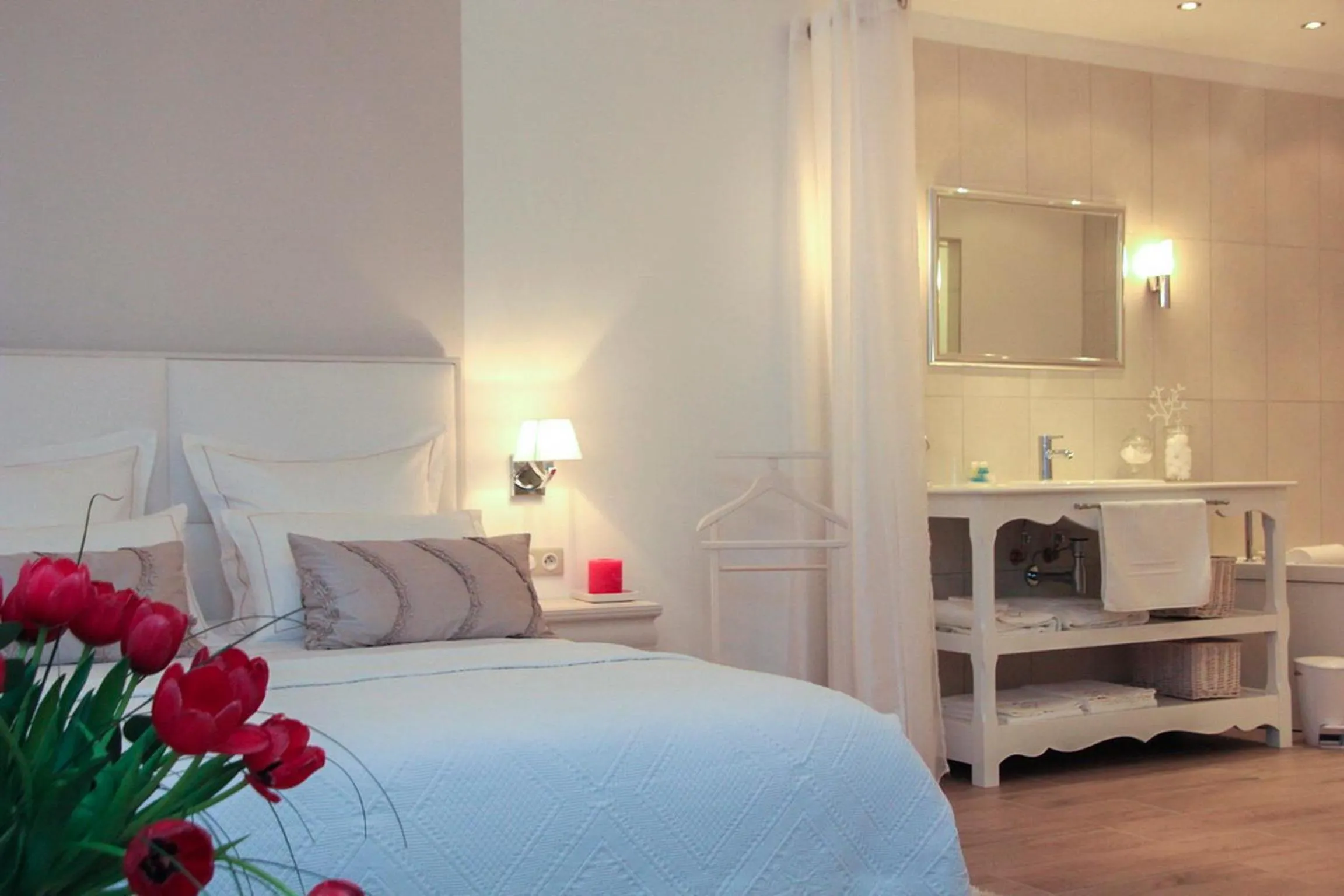 Bedroom, Bed in Au Coeur Des Hôtes