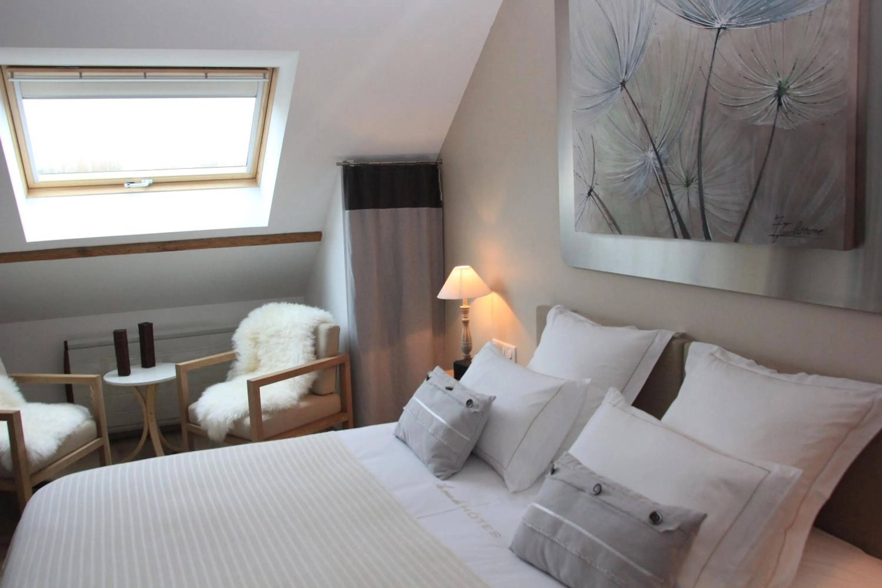 Bedroom, Bed in Au Coeur Des Hôtes