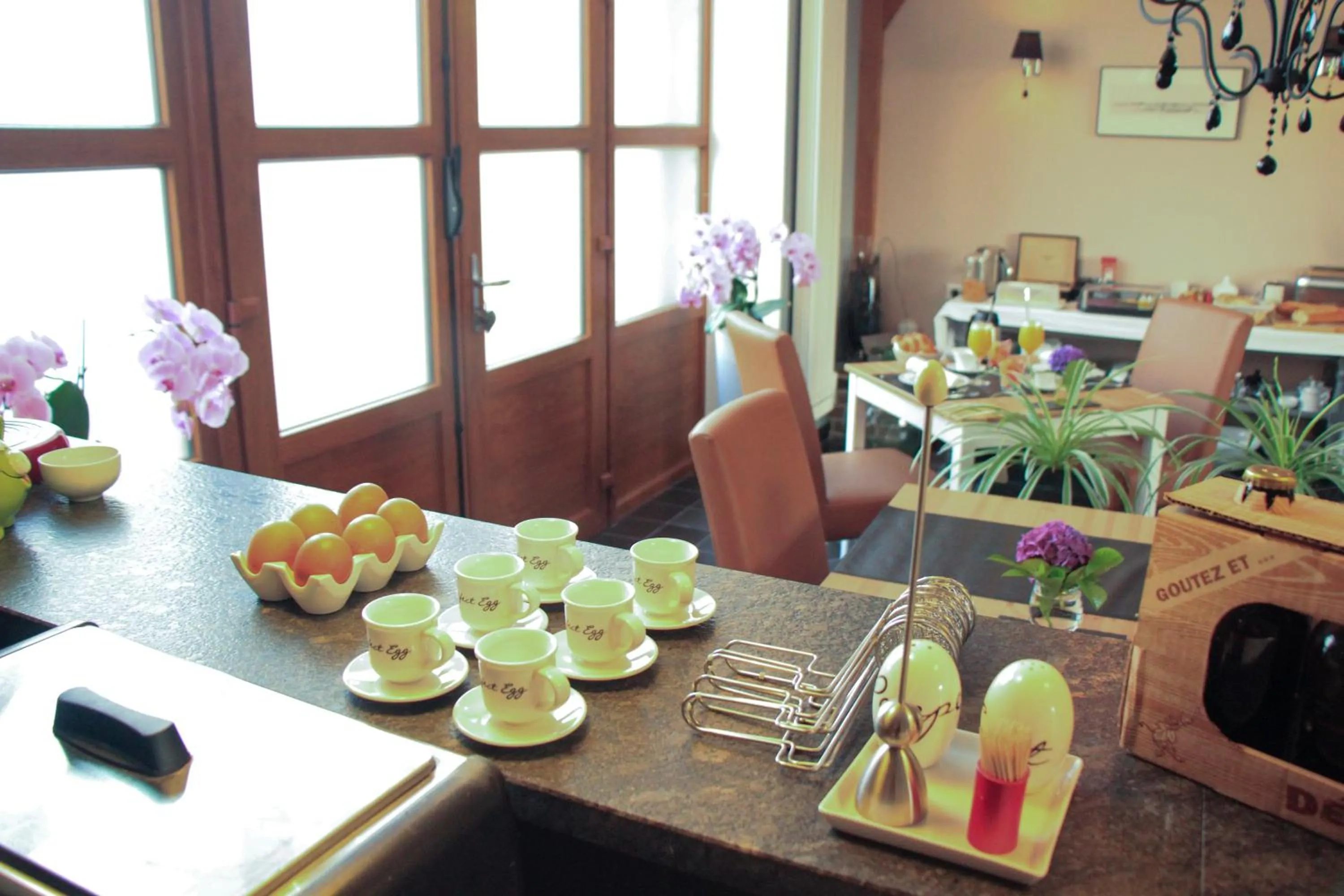 Communal kitchen in Au Coeur Des Hôtes