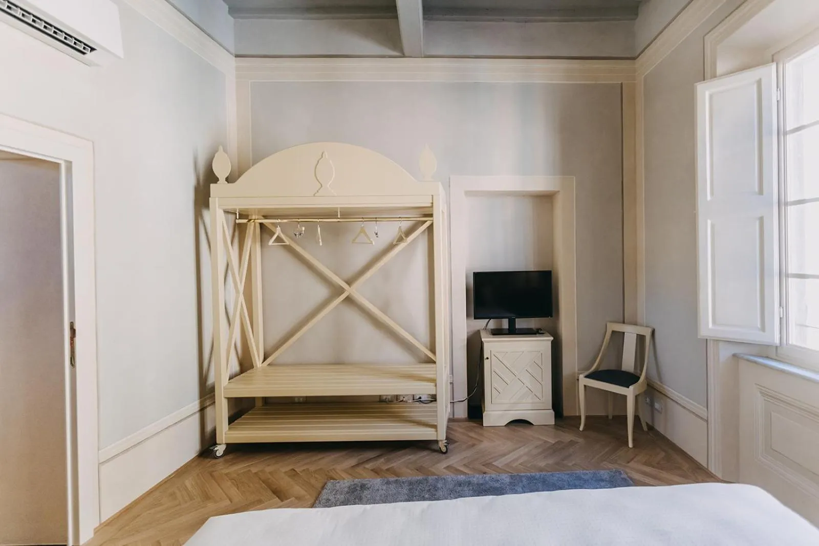 wardrobe, Bed in Palazzo Feroci - Residenza d'epoca