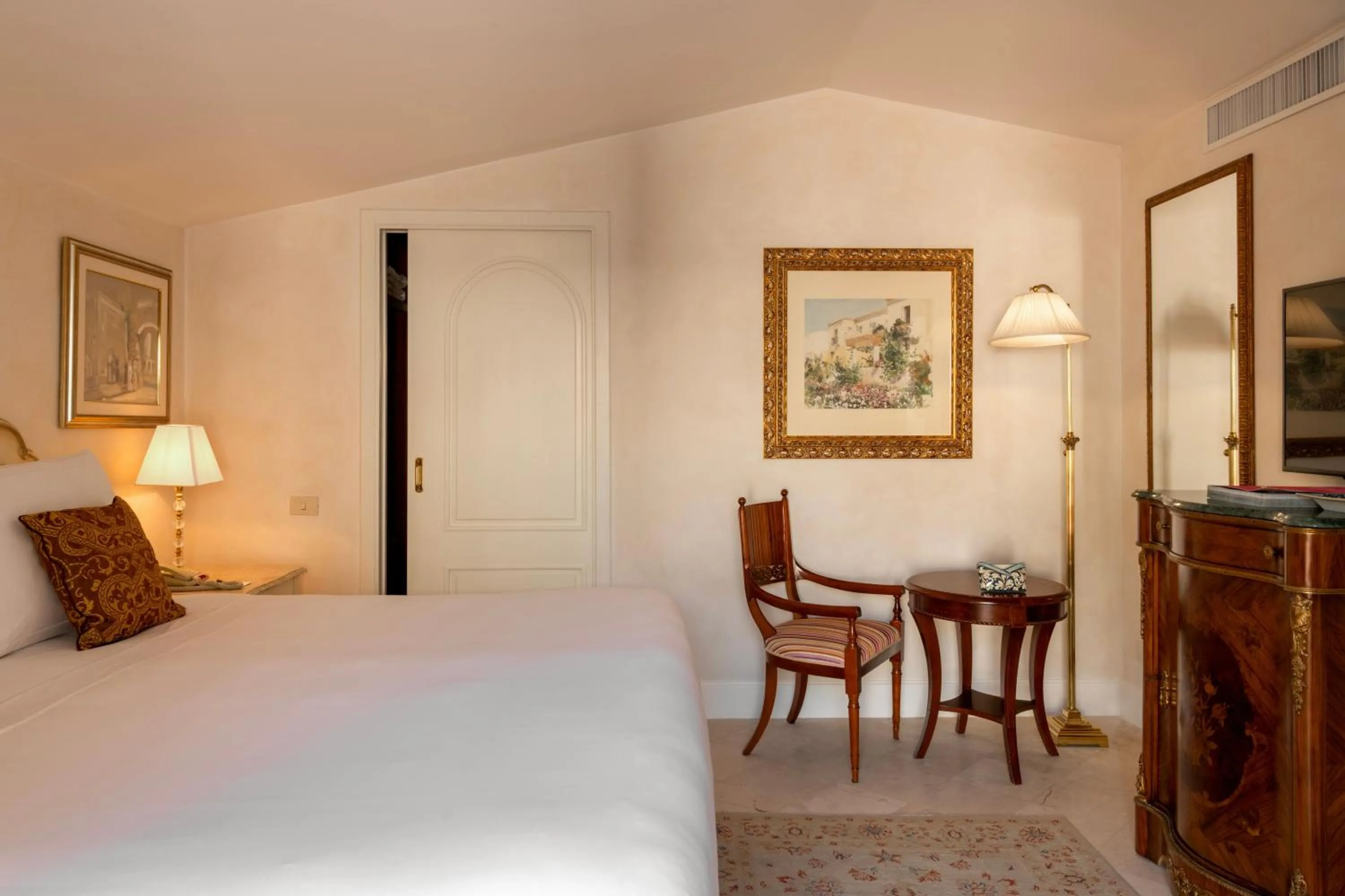 Bedroom, Bed in Grand Hotel Timeo, A Belmond Hotel, Taormina