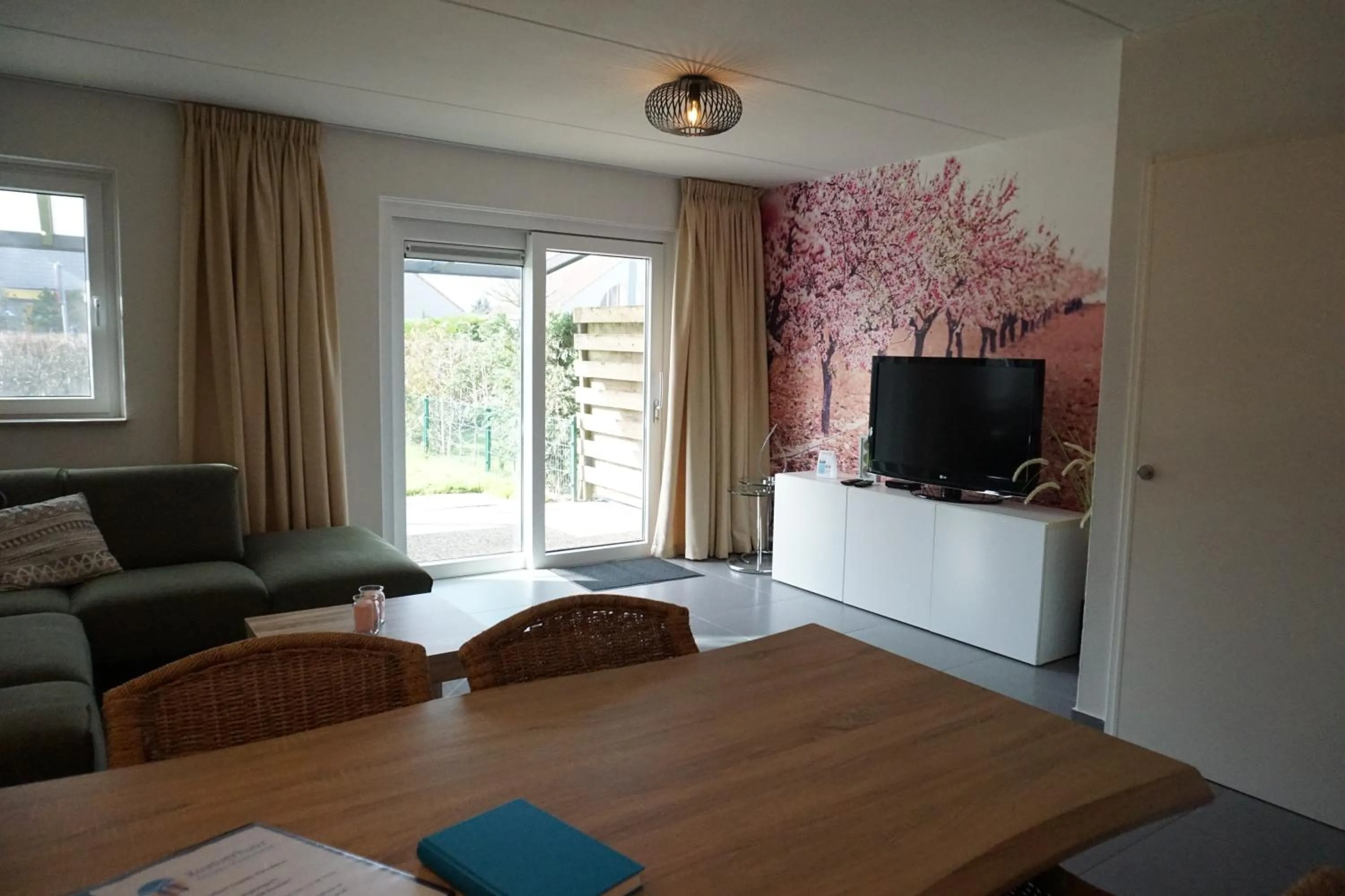 Communal lounge/ TV room in Kustverhuur, Vakantiepark Fort Soleil 36