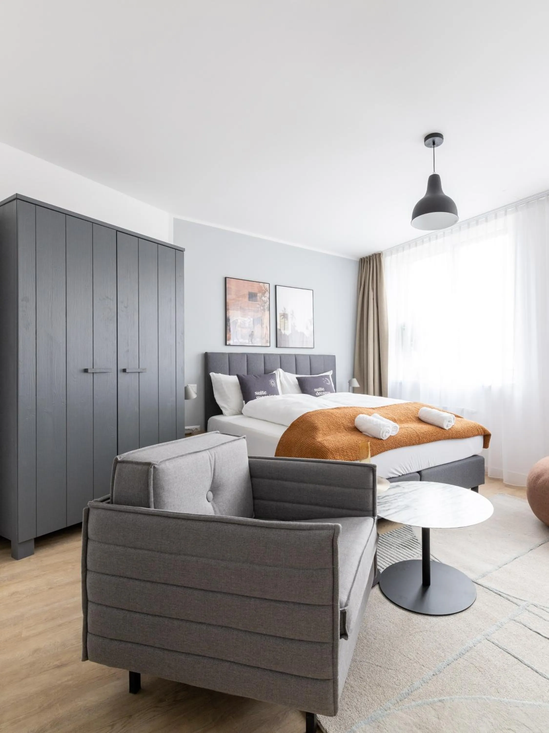 Seating area, Bed in Limehome Klagenfurt Karfreitstraße