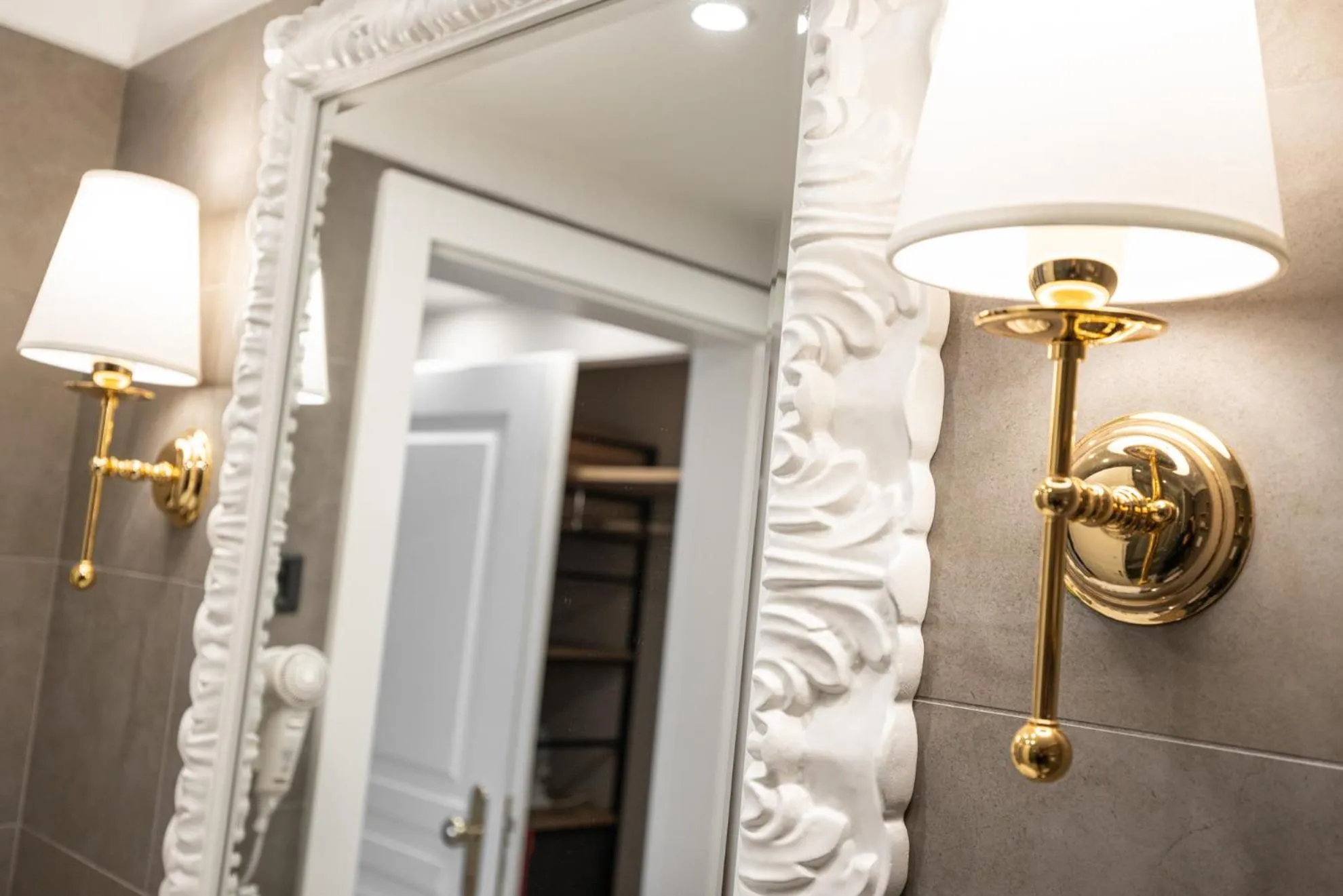 Decorative detail in Hotel Leon d'Oro