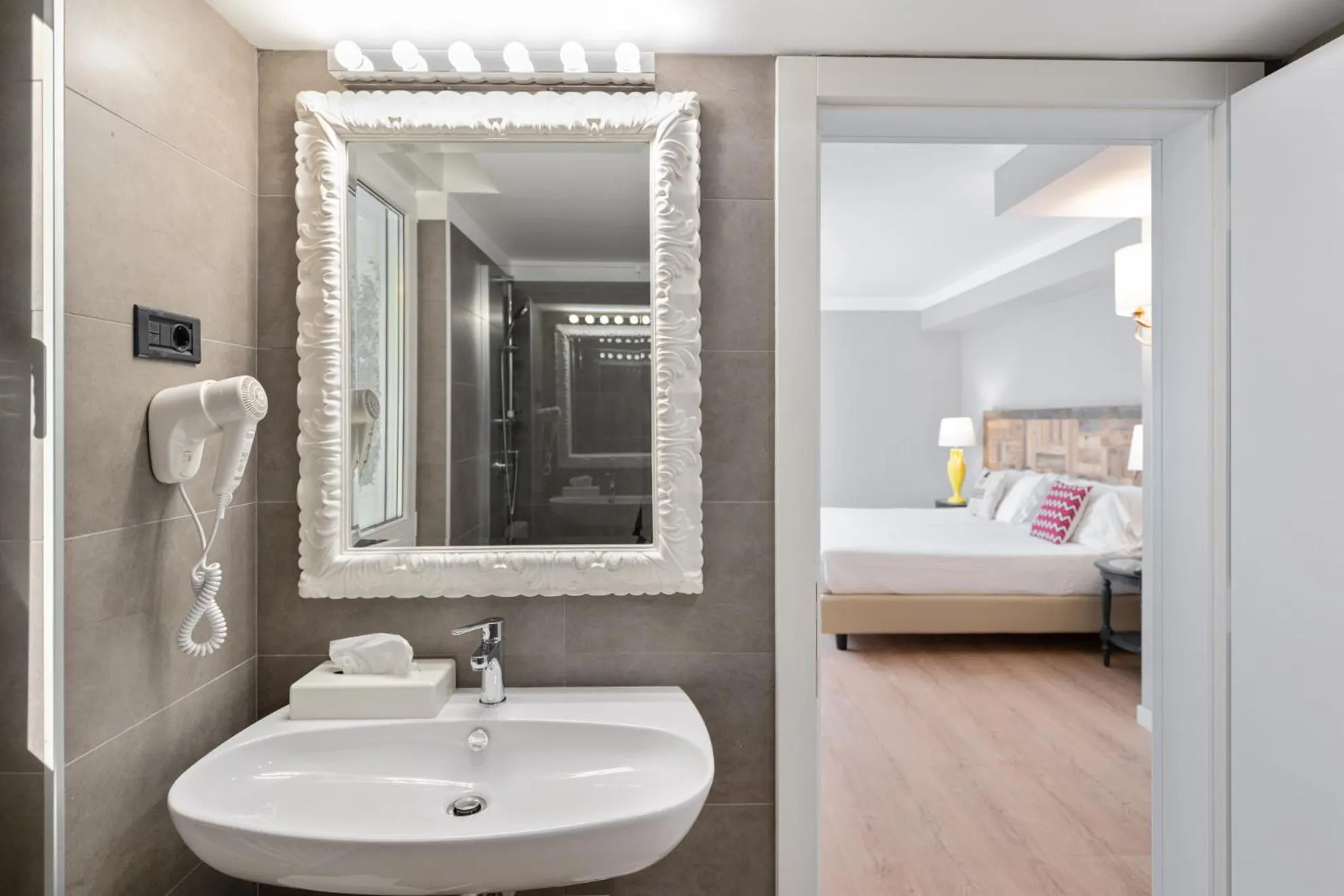 Bathroom, Bed in Hotel Leon d'Oro