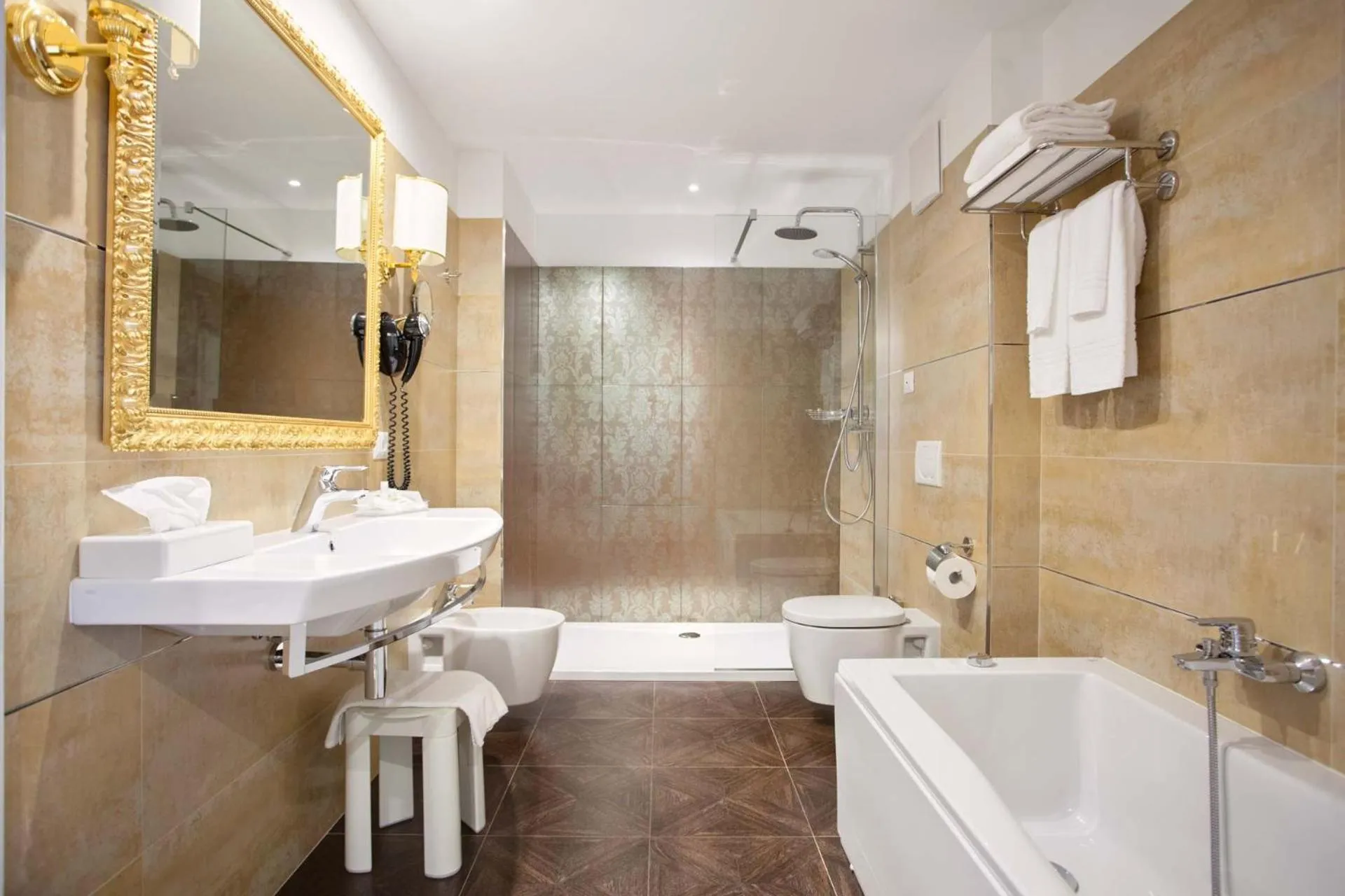 Bathroom in Hotel Leon d'Oro