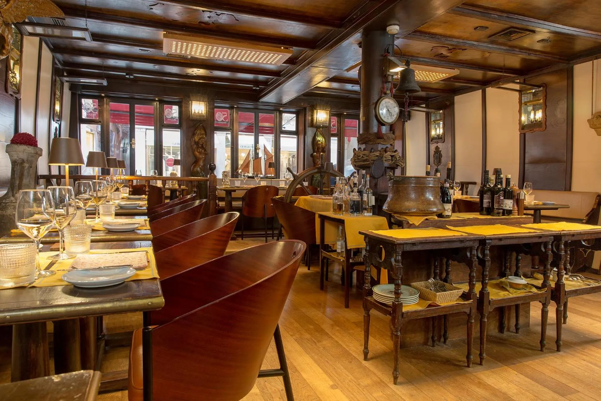 Restaurant/places to eat in Hotel Saturnia & International