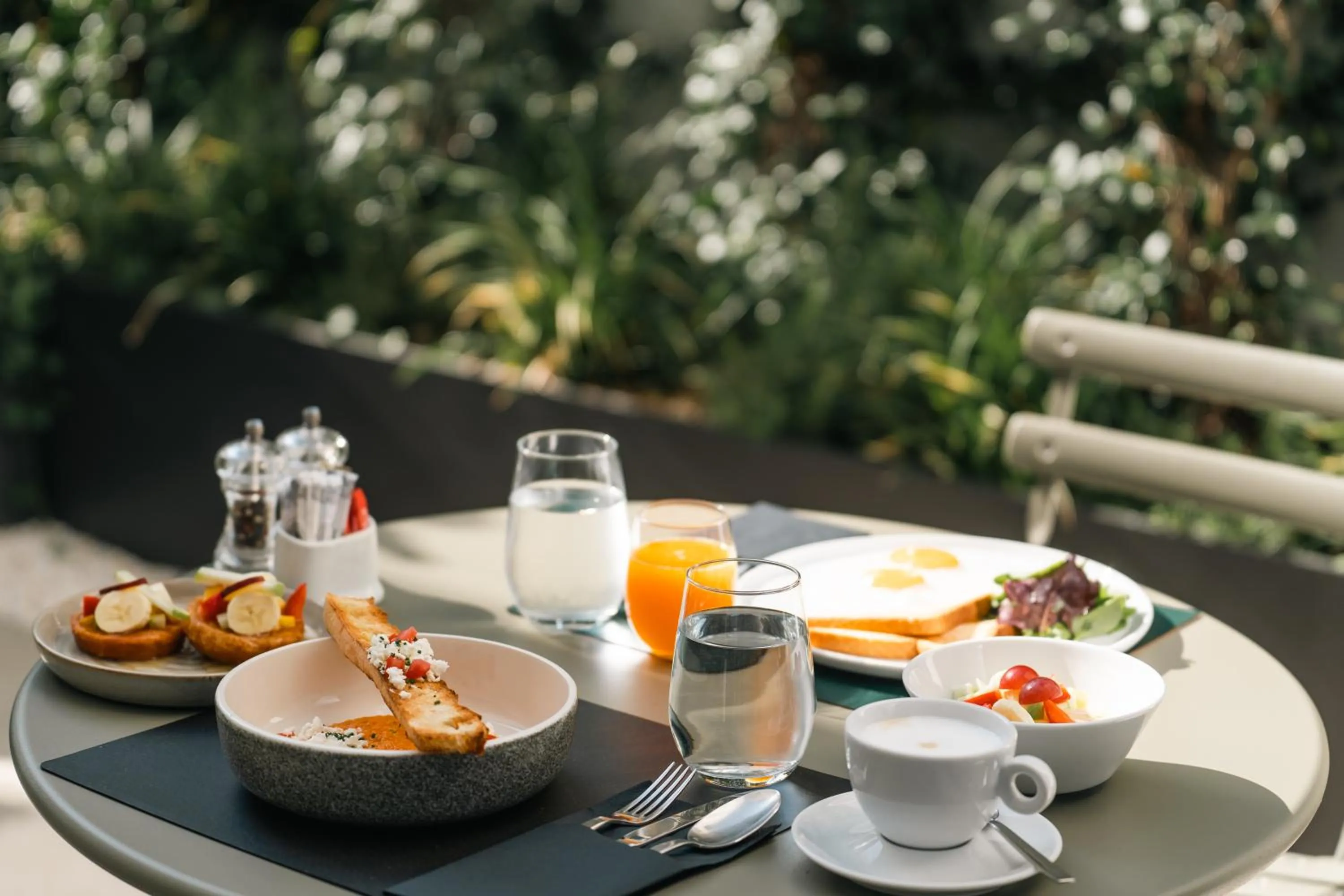 Restaurant/places to eat in Neoma