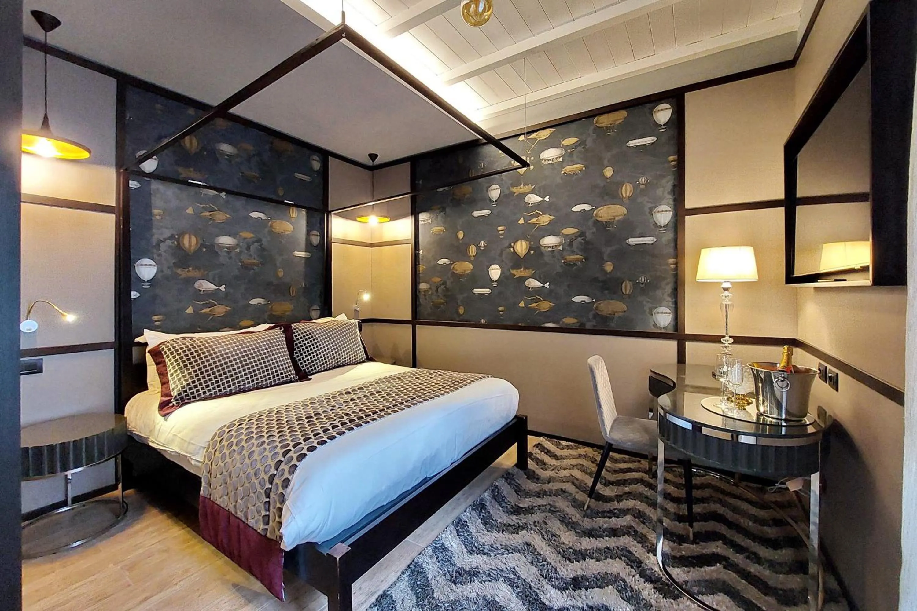 Bed in HELMIRAGE PIAZZA DI SPAGNA SUITE