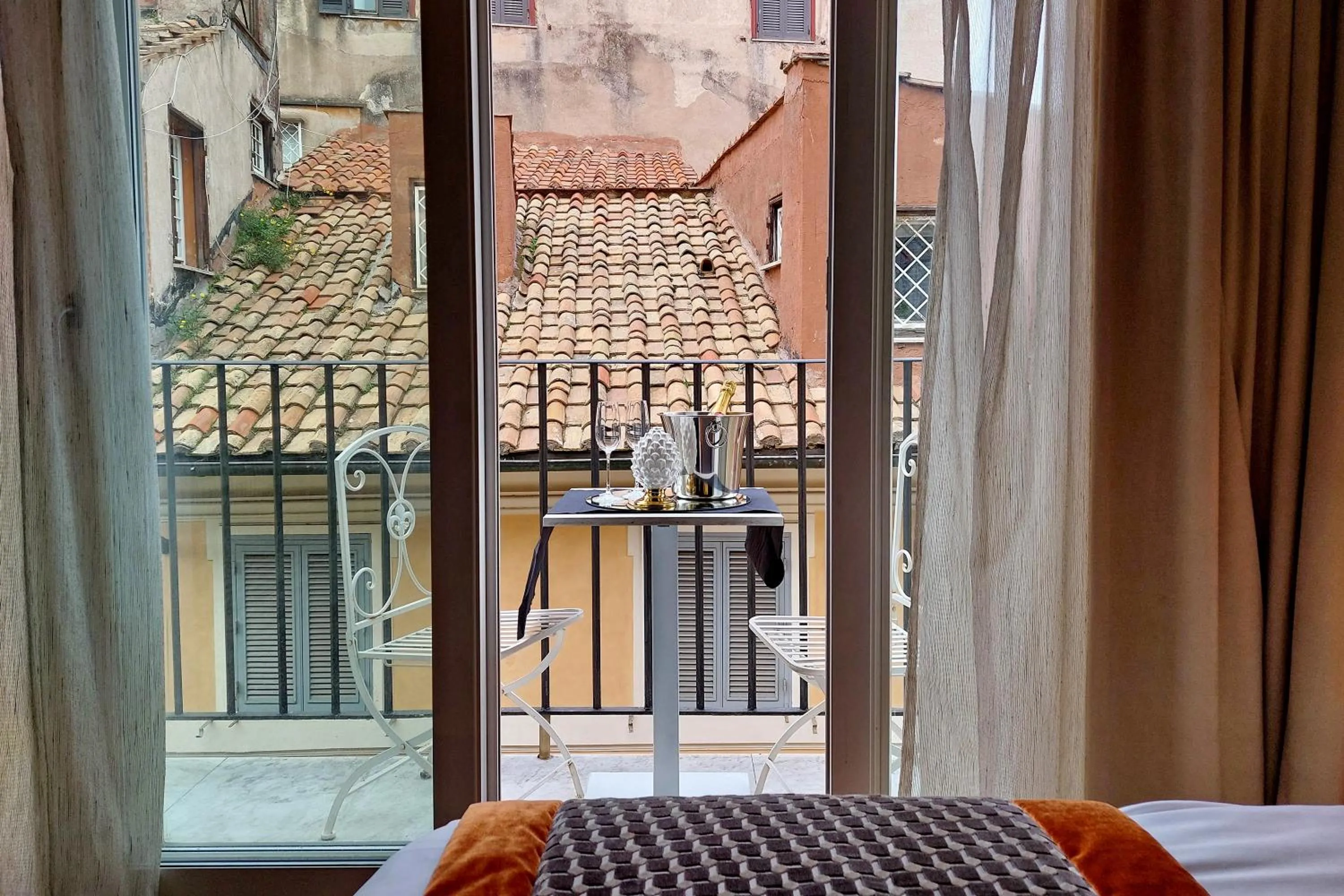 Patio, Bed in HELMIRAGE PIAZZA DI SPAGNA SUITE