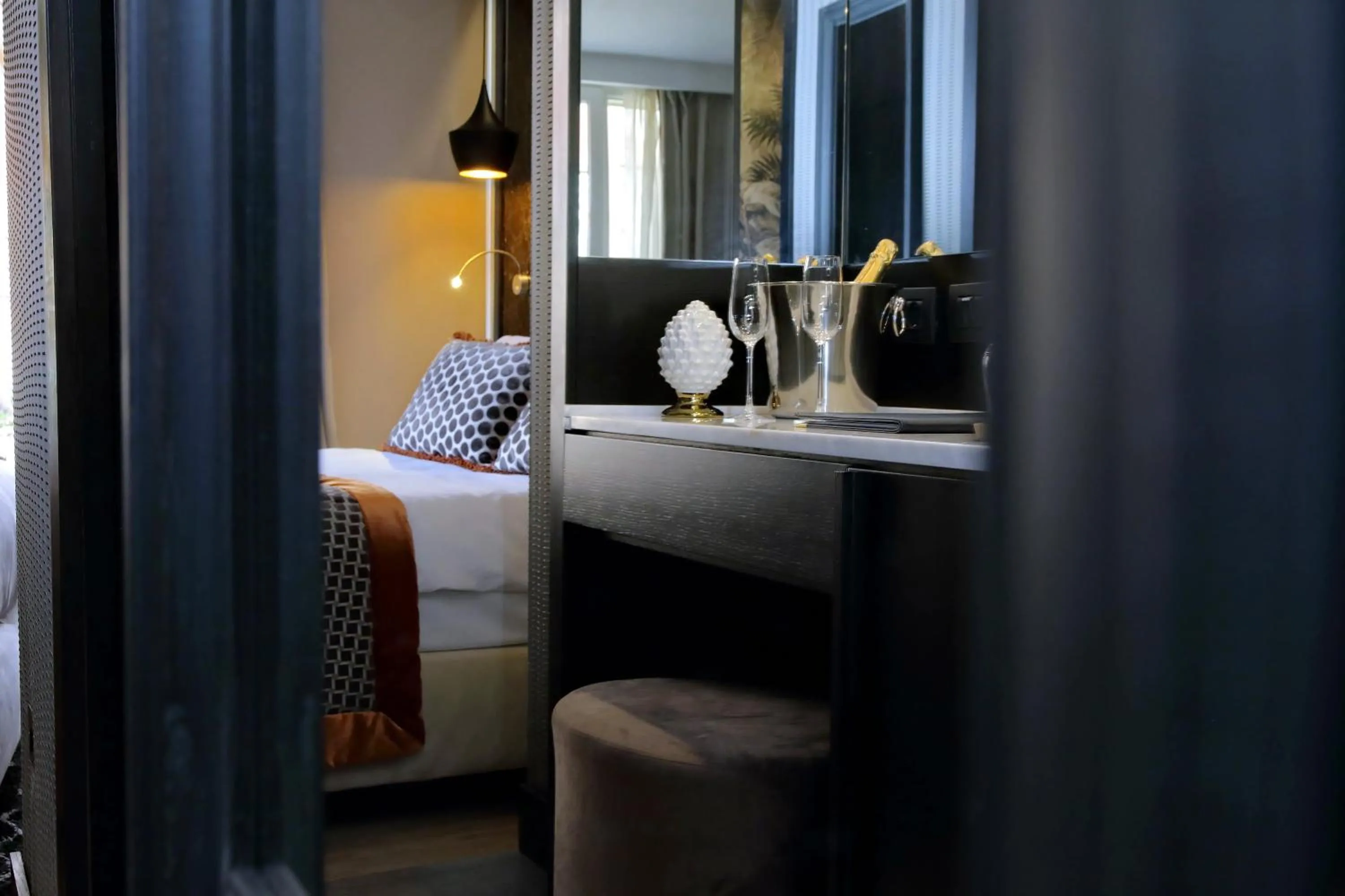 Bed in HELMIRAGE PIAZZA DI SPAGNA SUITE