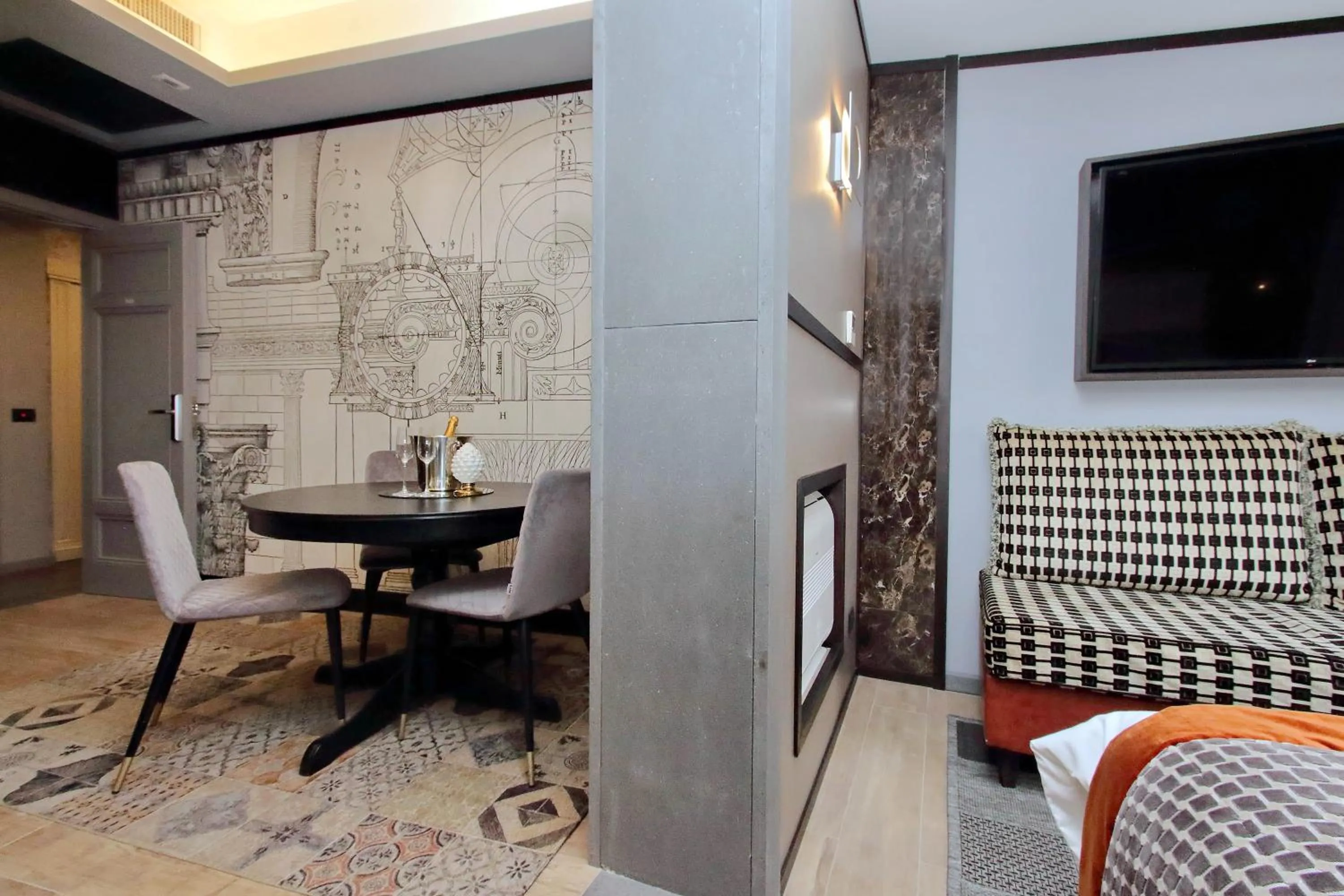 TV and multimedia in HELMIRAGE PIAZZA DI SPAGNA SUITE