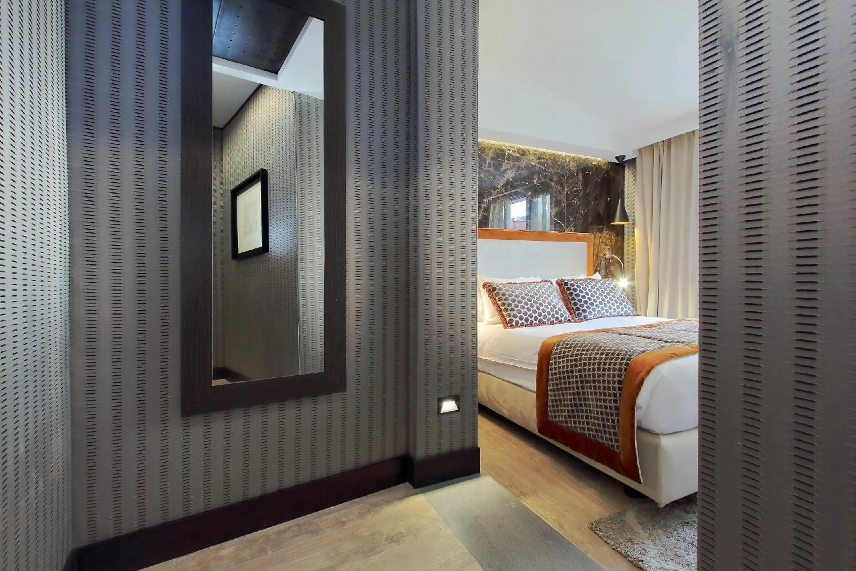 Bed in HELMIRAGE PIAZZA DI SPAGNA SUITE