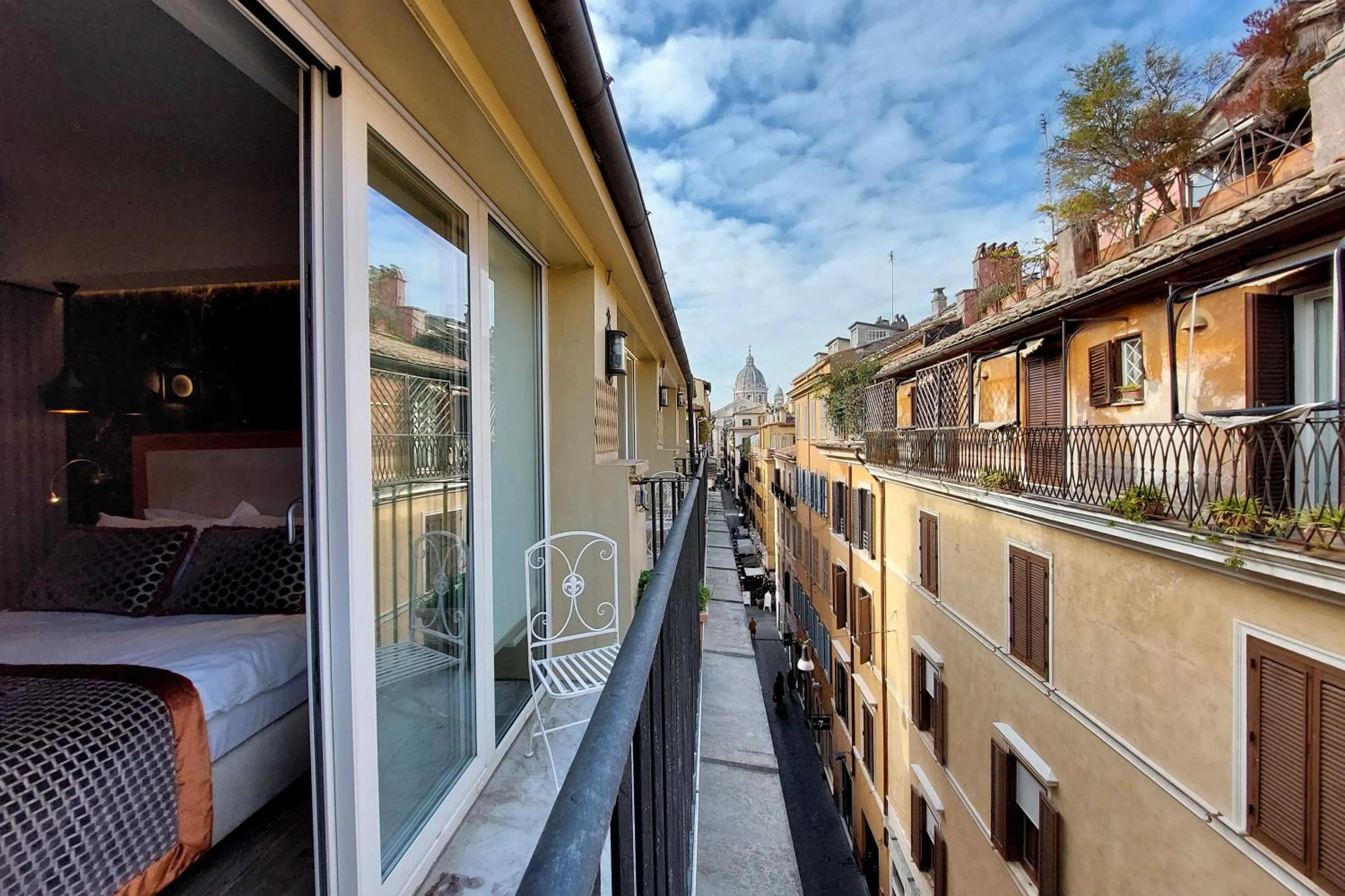 Property building in HELMIRAGE PIAZZA DI SPAGNA SUITE