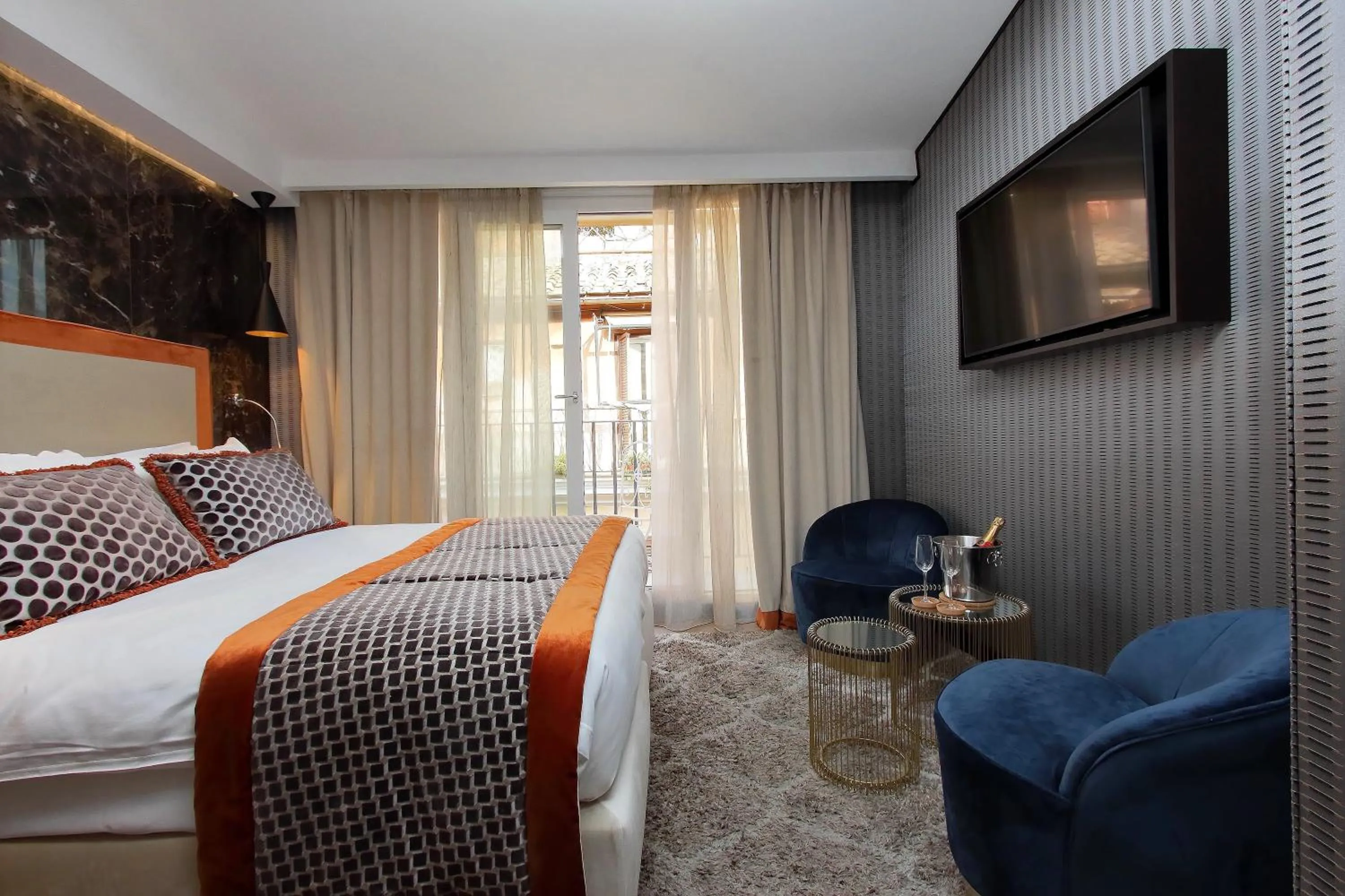 Bed in HELMIRAGE PIAZZA DI SPAGNA SUITE