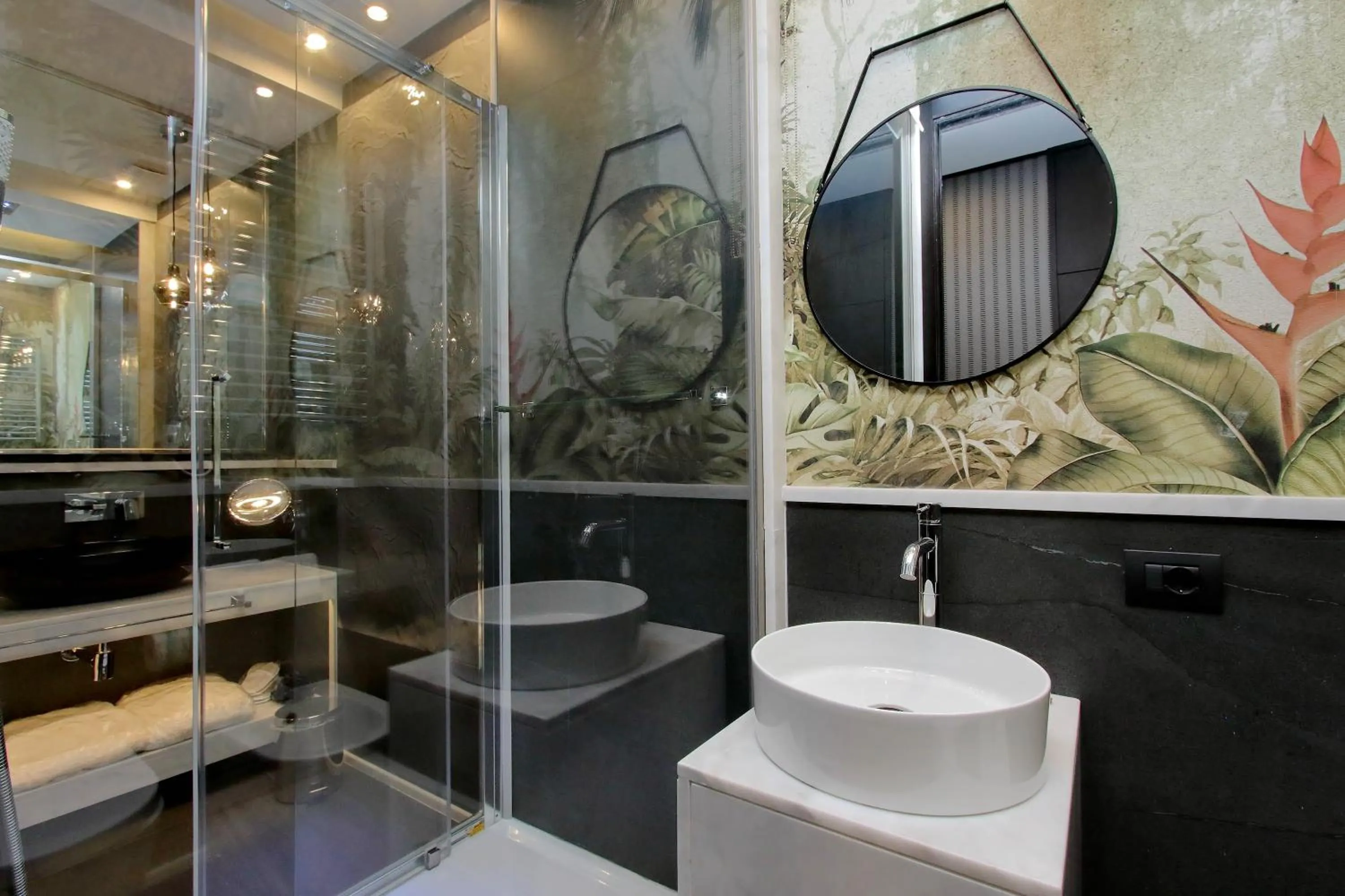 Shower in HELMIRAGE PIAZZA DI SPAGNA SUITE