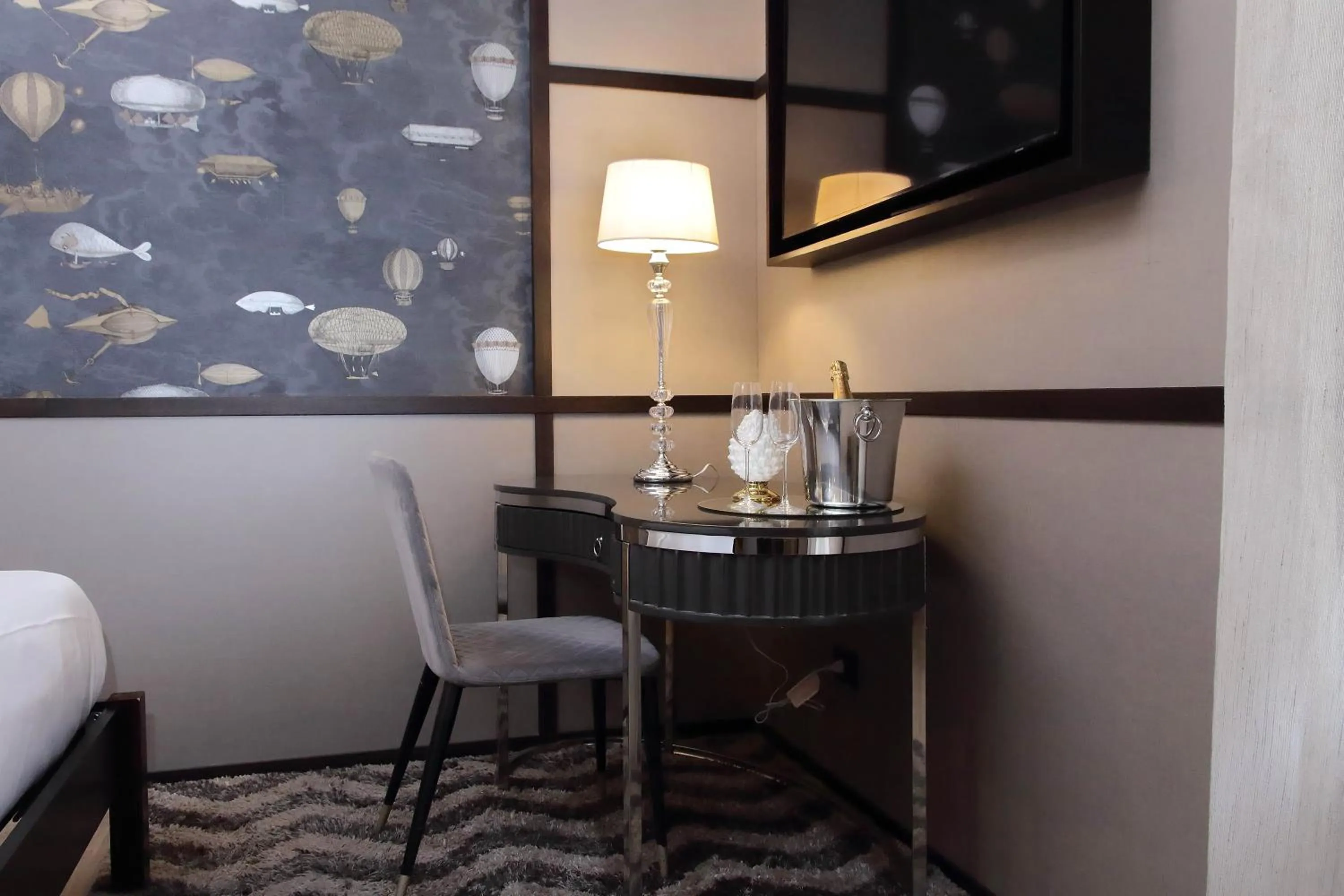 TV and multimedia in HELMIRAGE PIAZZA DI SPAGNA SUITE