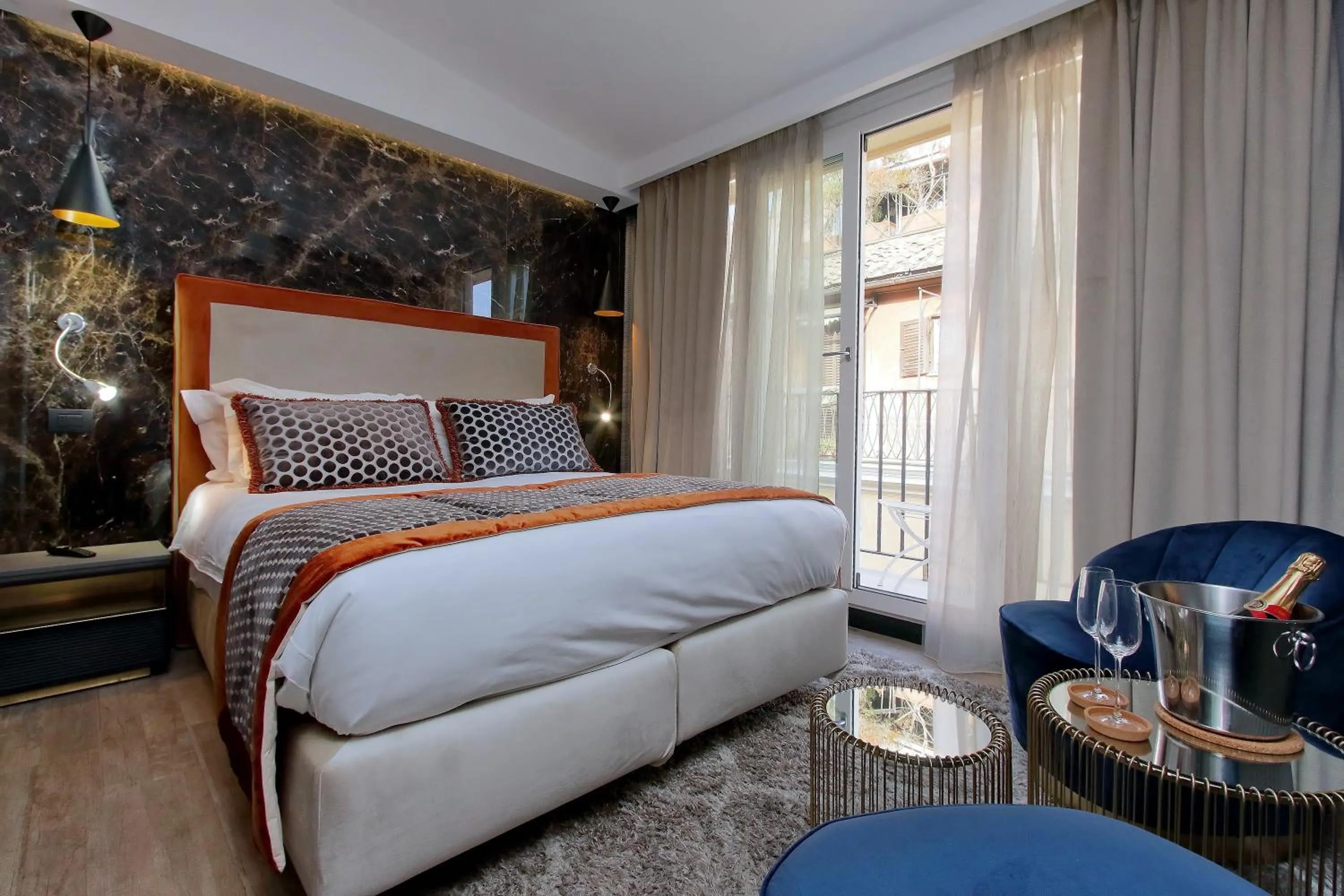Bed in HELMIRAGE PIAZZA DI SPAGNA SUITE
