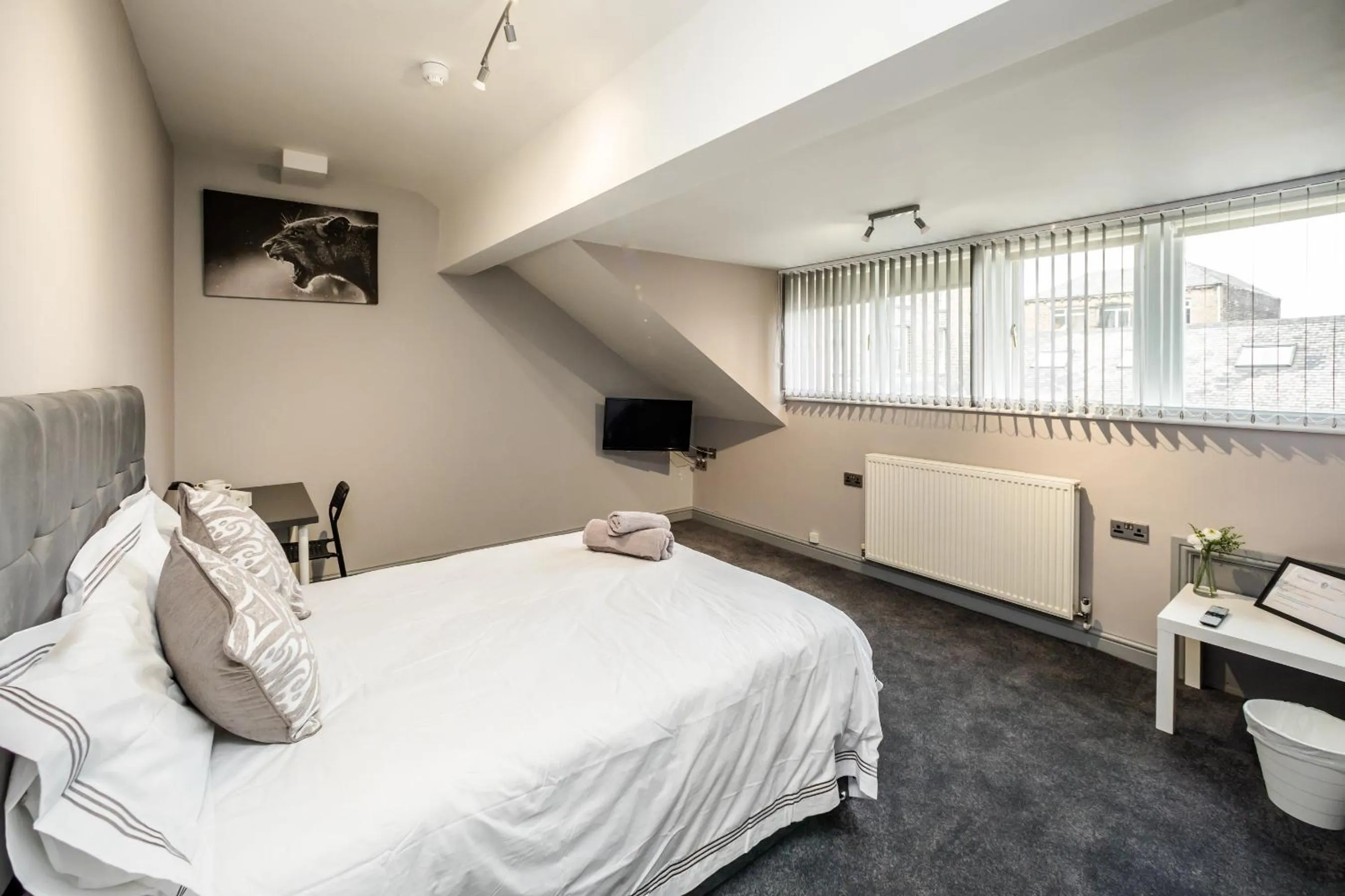 Bed in Huddersfield Central Lodge