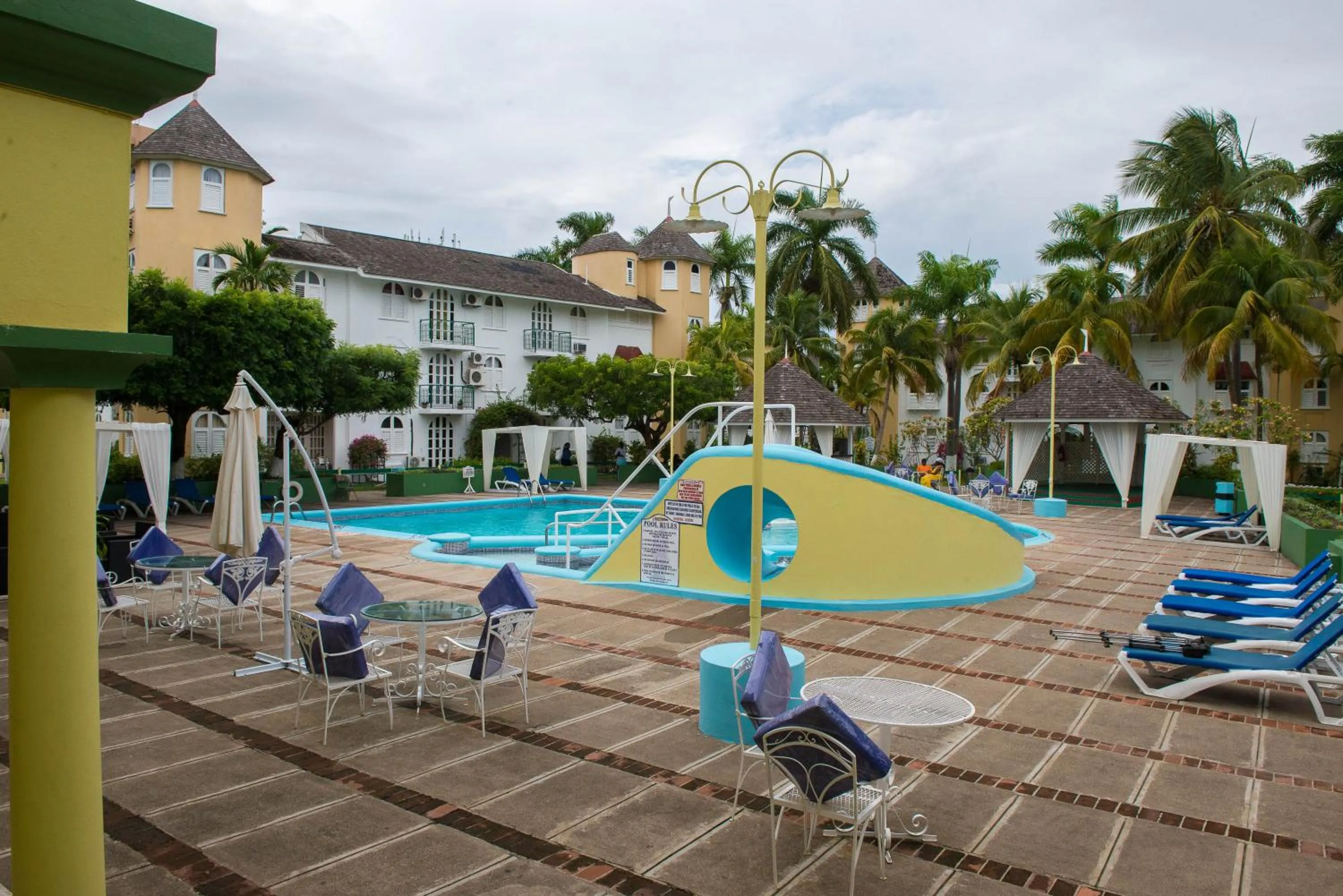 Swimming pool in Sandcastles Beach Studios