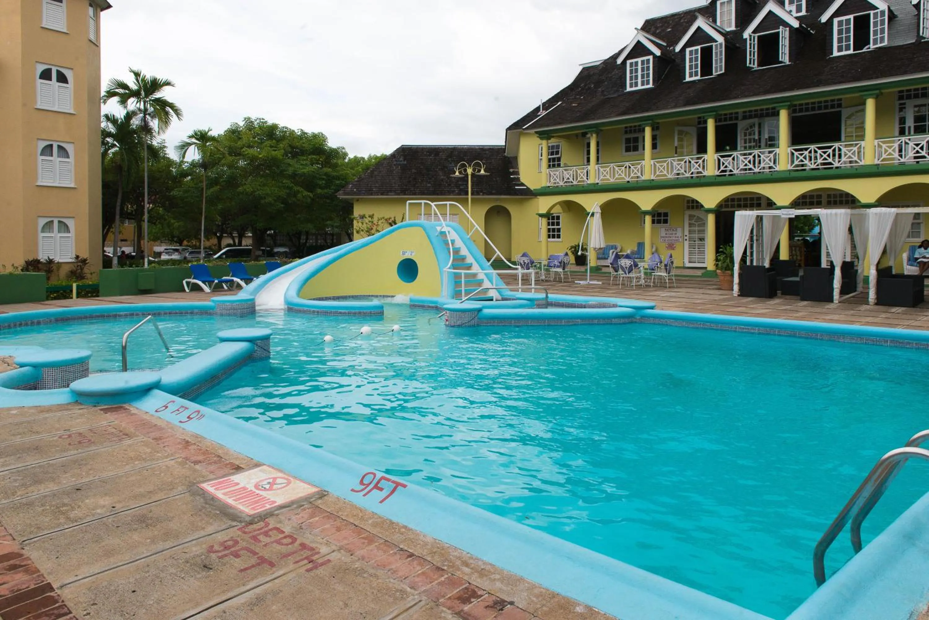 Property building in Sandcastles Beach Studios