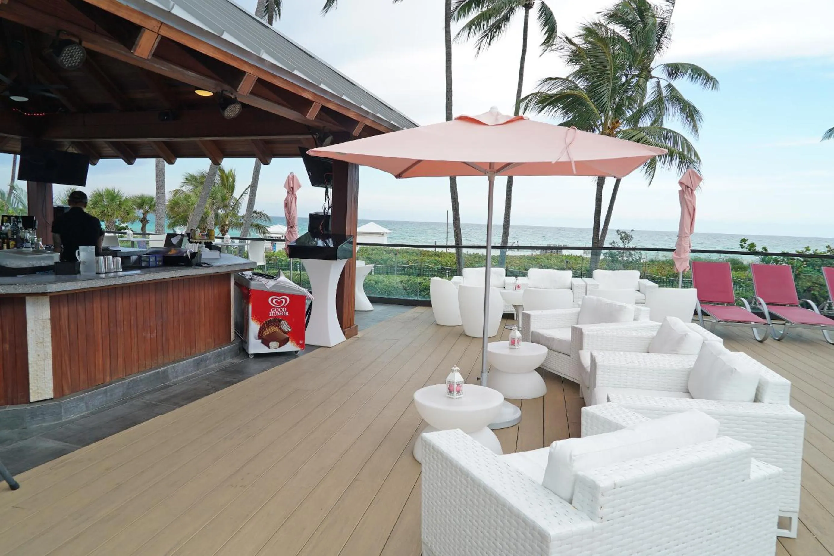 Lounge or bar in Deluxe Apartments by South Florida Vacations