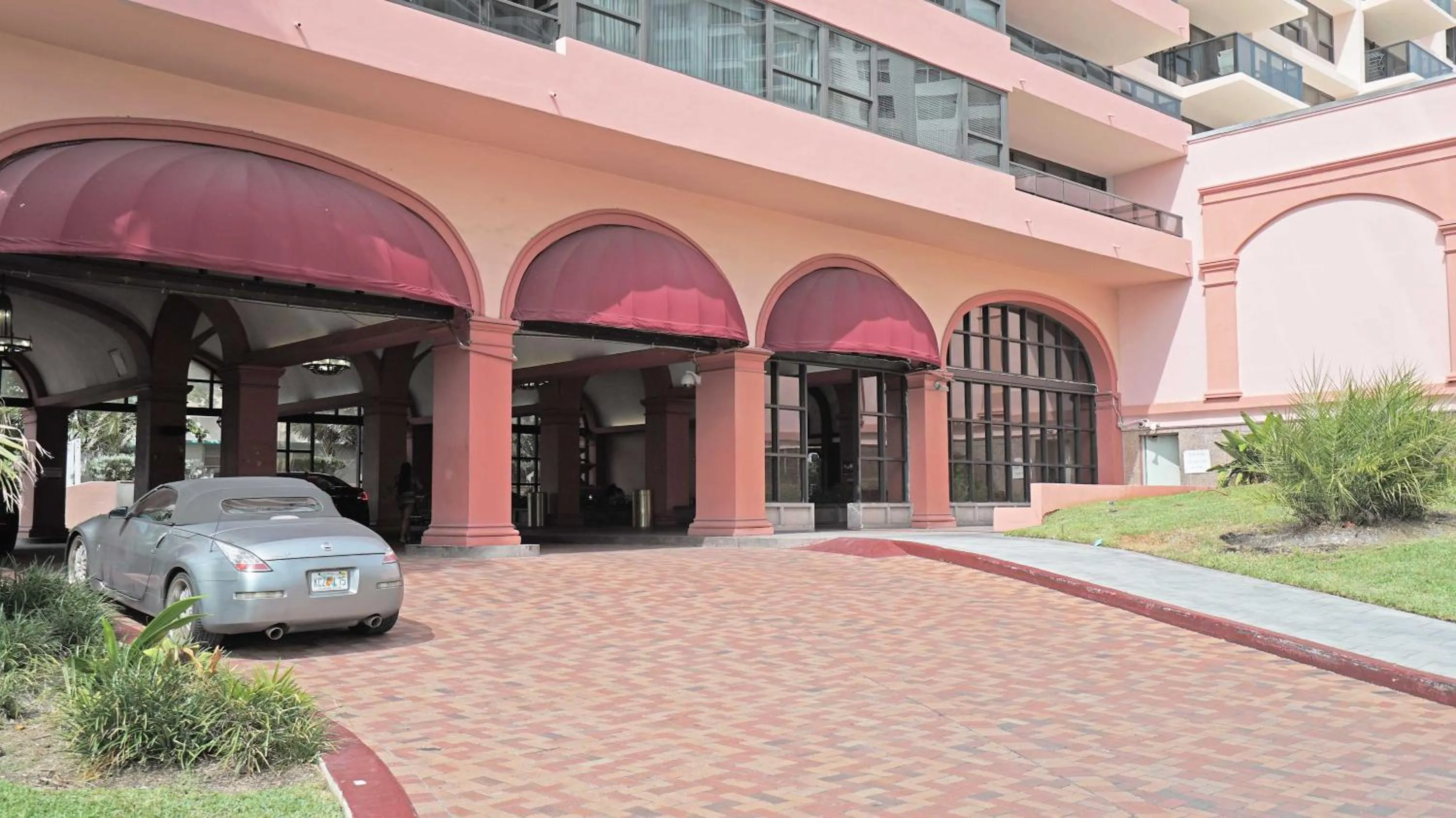 Facade/entrance in Deluxe Apartments by South Florida Vacations