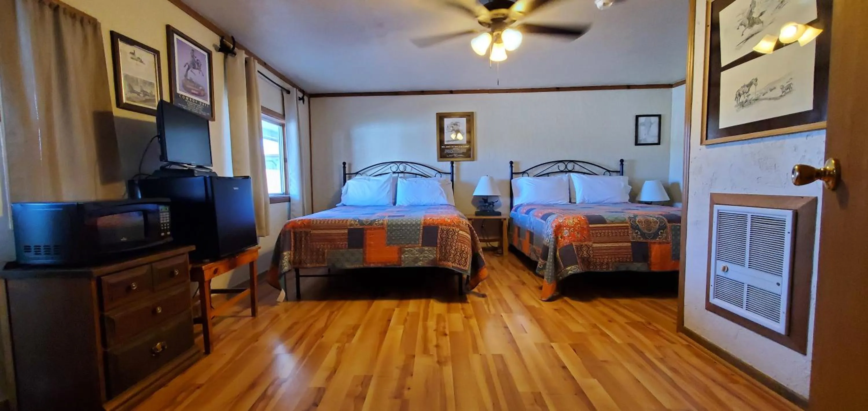 Bedroom, Bed in Hikers Cimarron Inn & RV Park