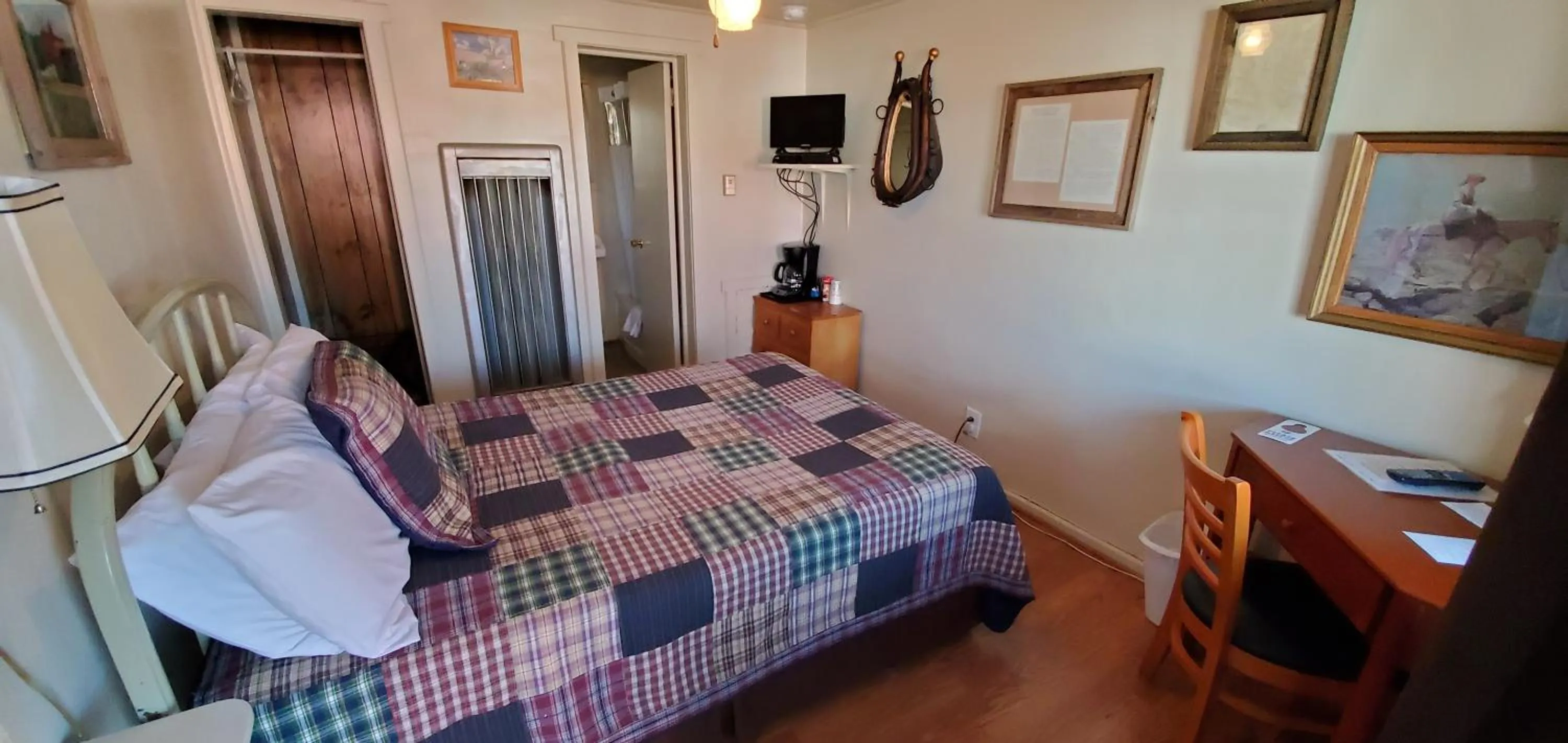 Photo of the whole room, Bed in Hikers Cimarron Inn & RV Park