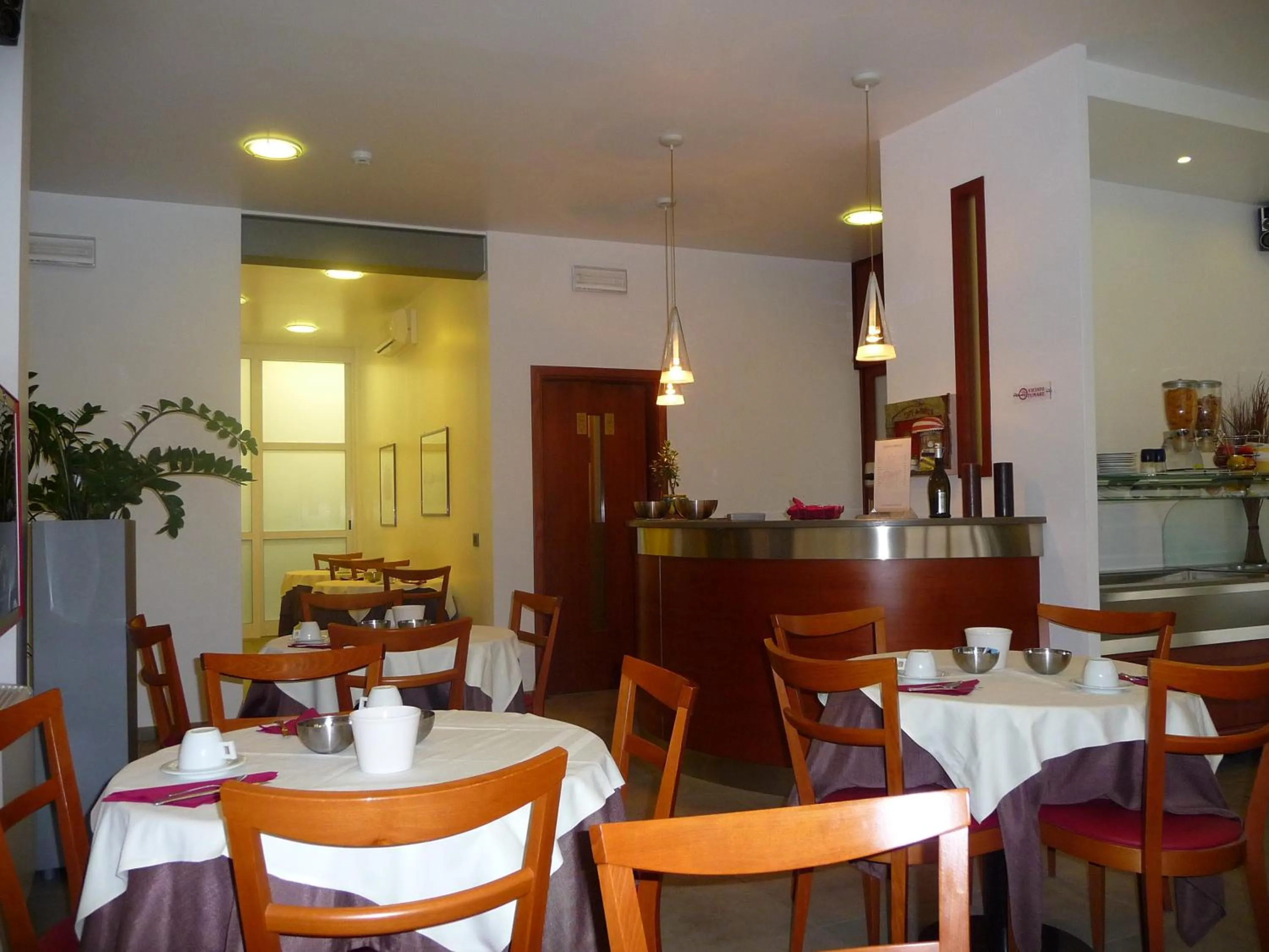 Restaurant/places to eat in Hotel Paris